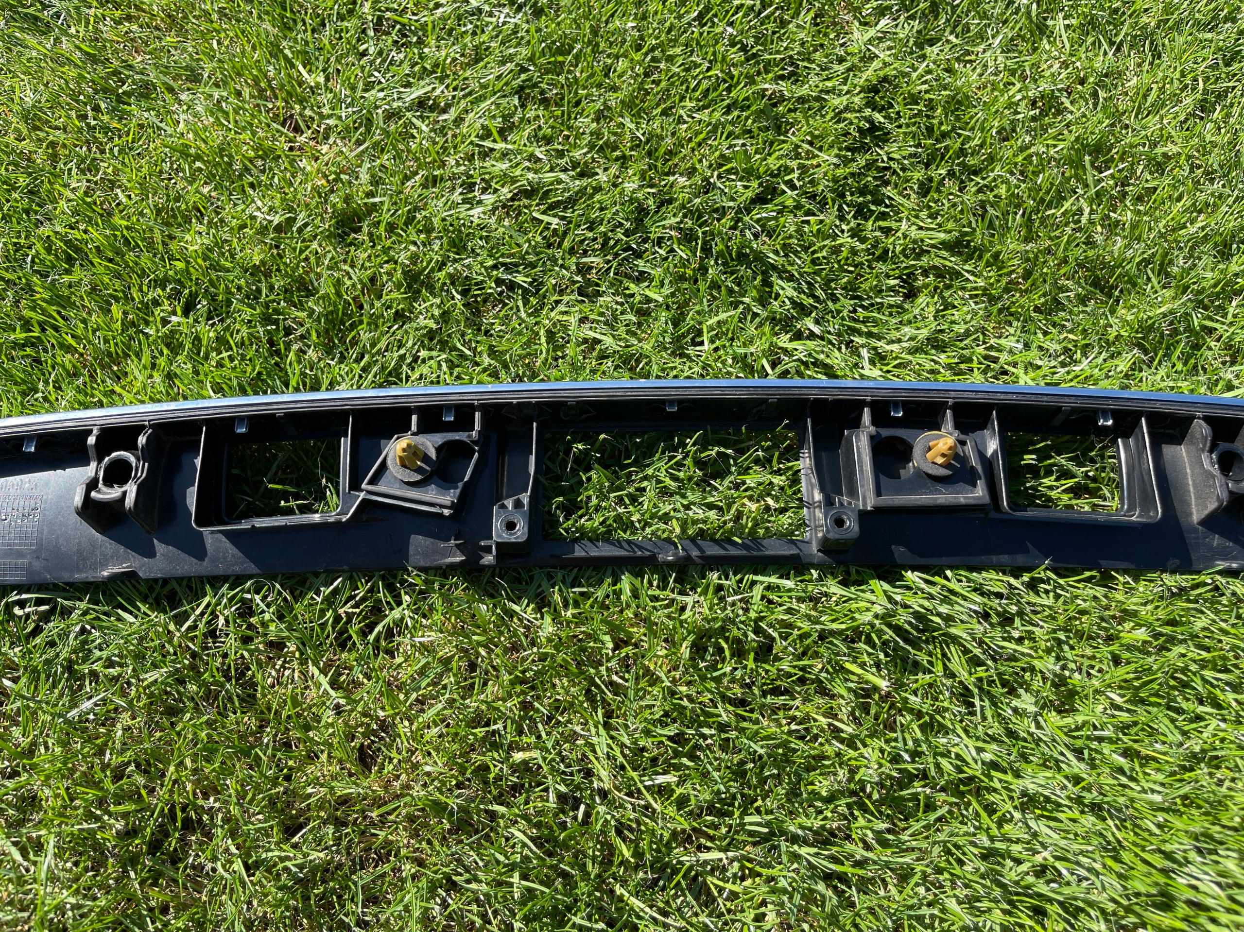 MERCEDES W204 KOMBI BLENDA LISTWA CHROM KLAPY BAGAŻNIKA TYŁ A2047400593 Wersja Europejska