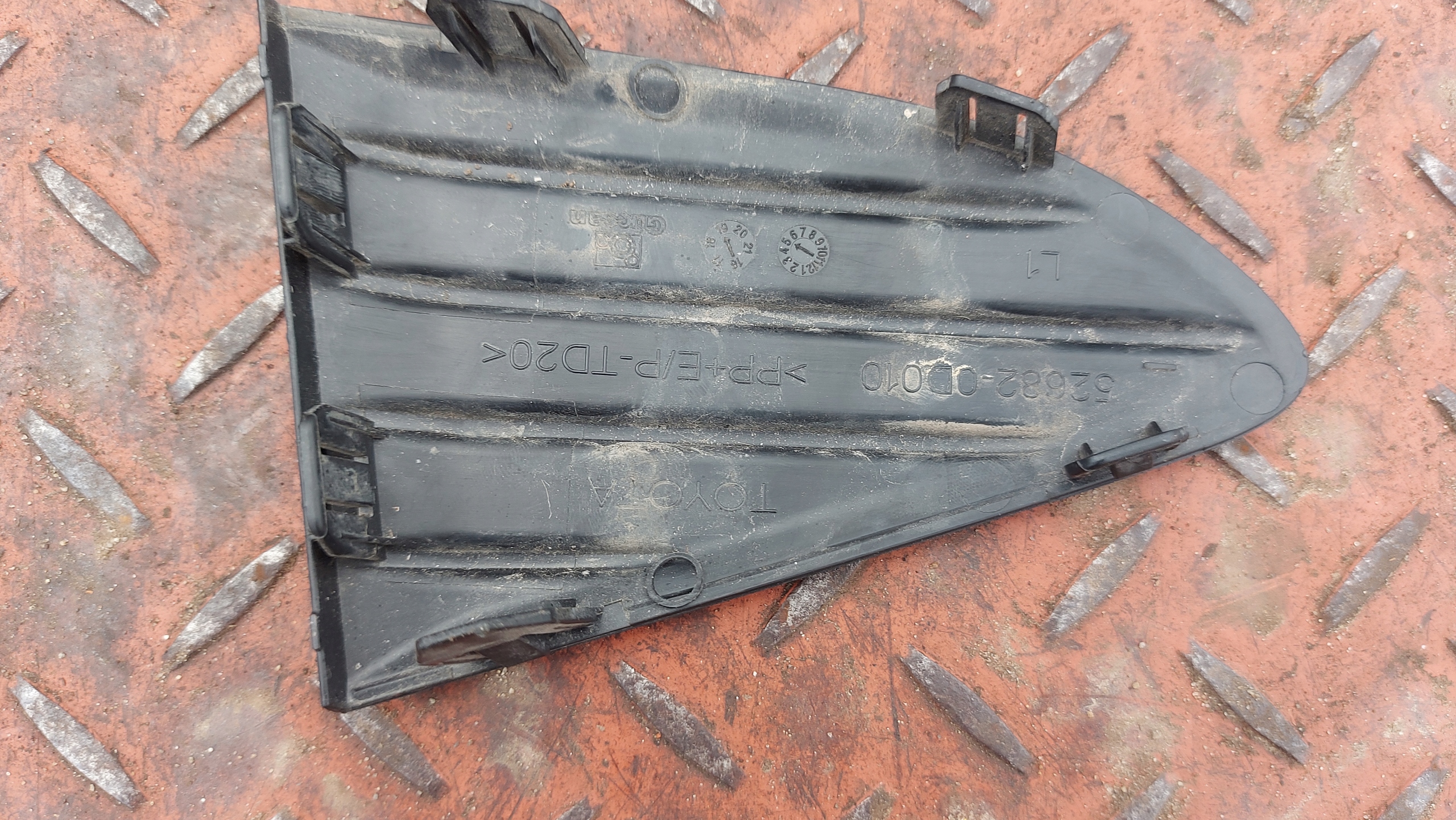 grid frame of a bumper left left rear part TOYOTA YARIS III 14-20