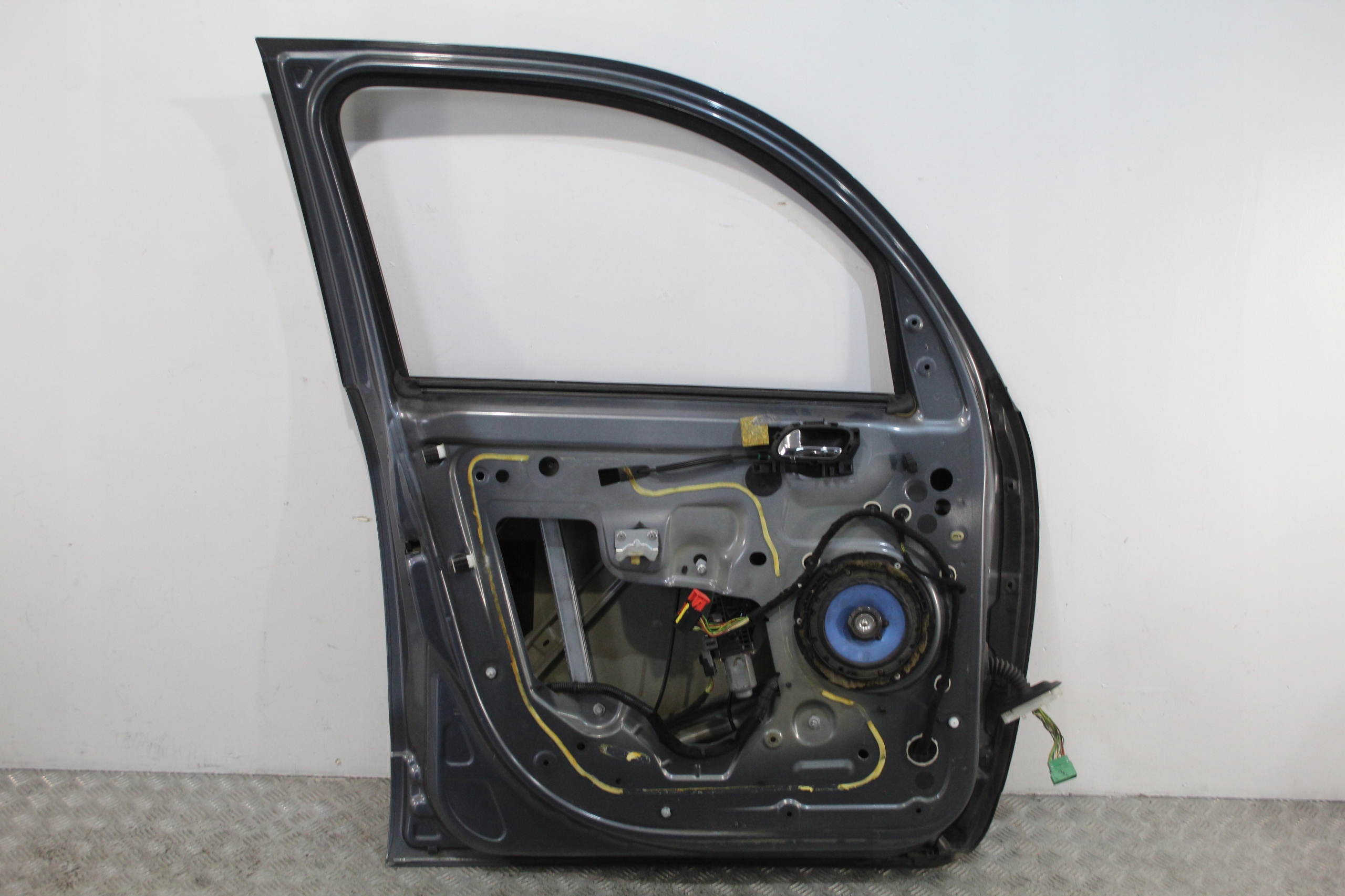 door left front front does not have windows CITROEN C3 PICASSO