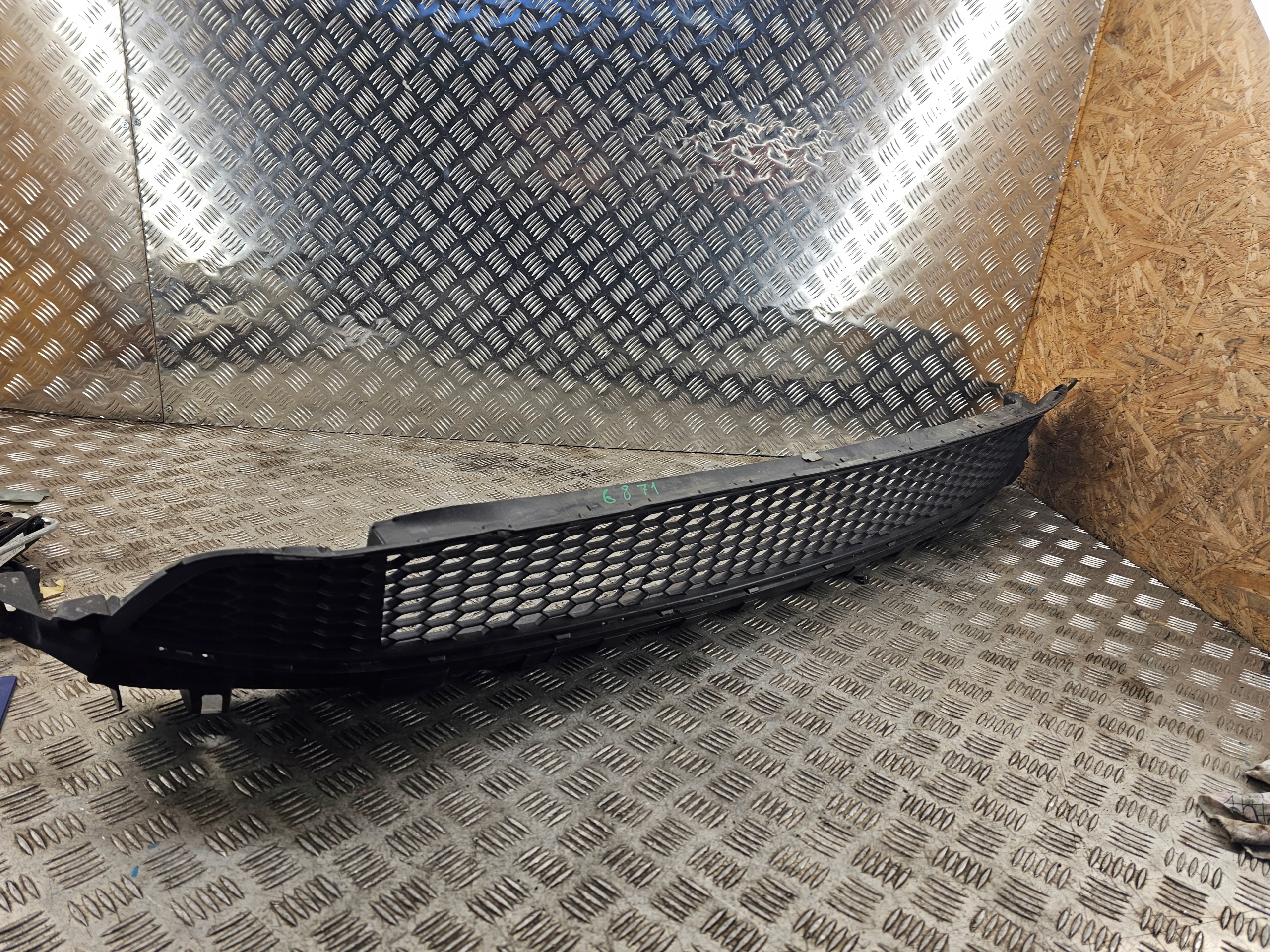 TRAFIC VIVARO III grid of a bumper central front 622544919R 14