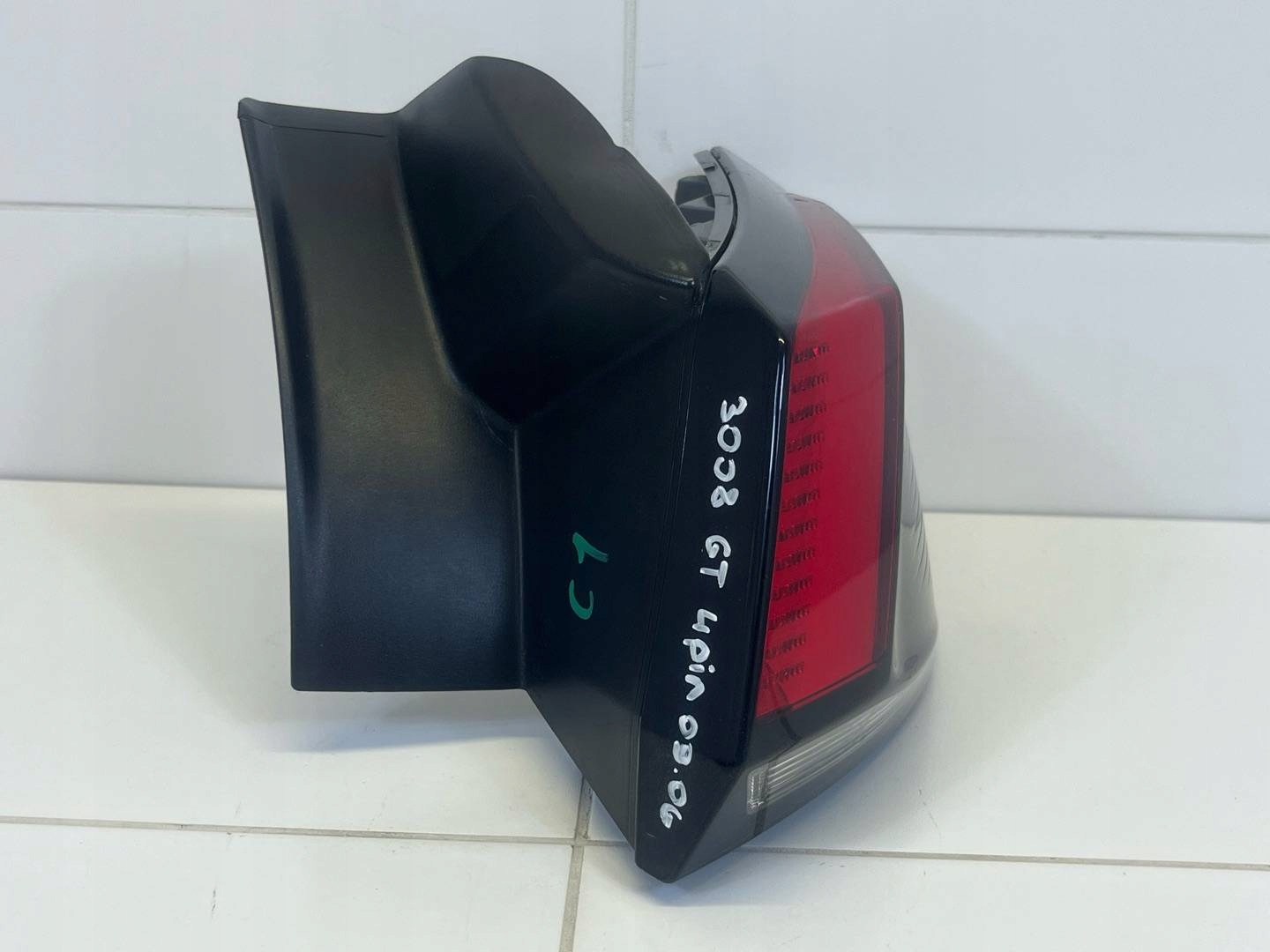 light rear right side Peugeot 3008 2 2019 9810477080