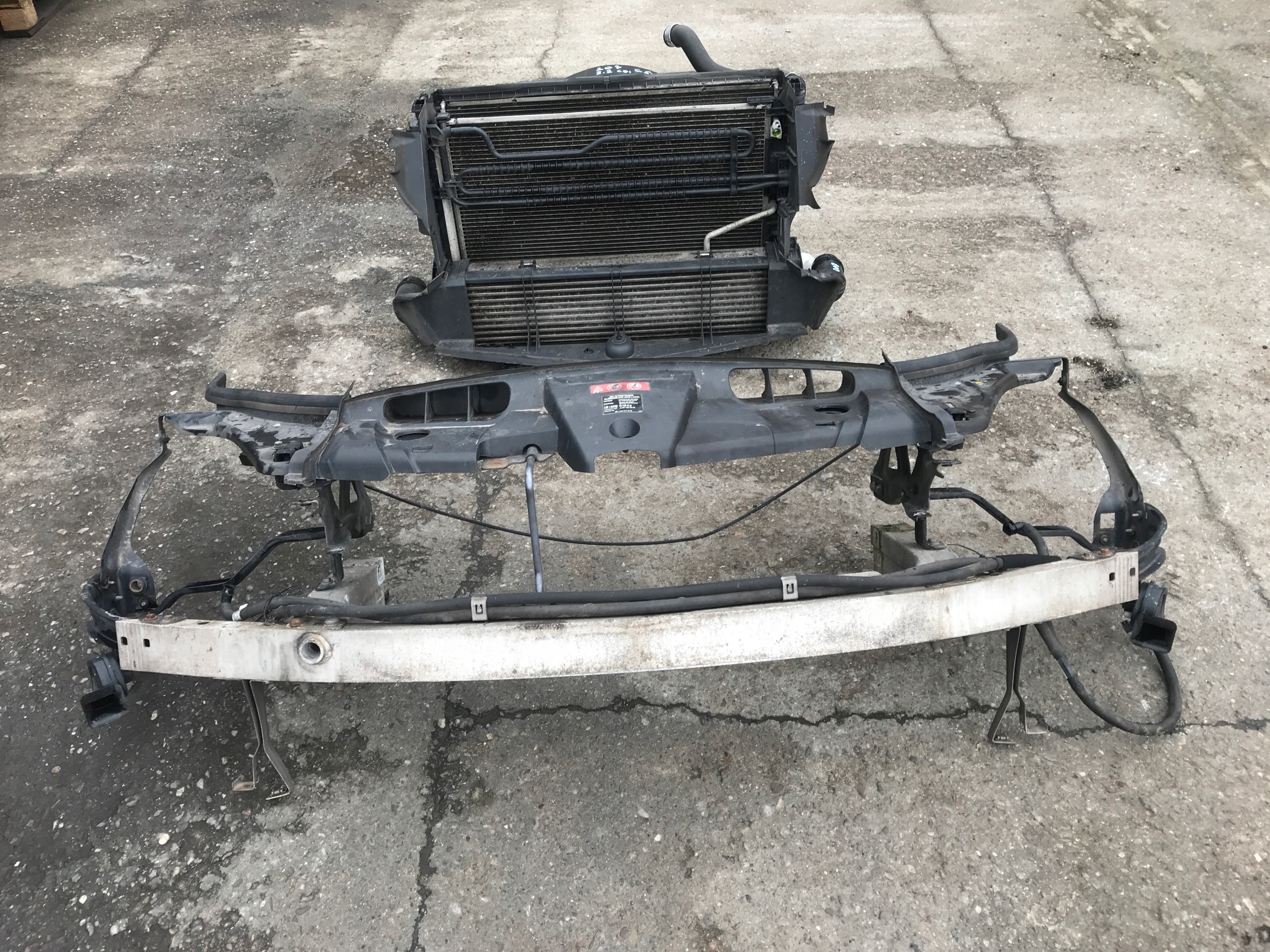 MERCEDES 207 coupe kpl. pas przedni 350 cdi