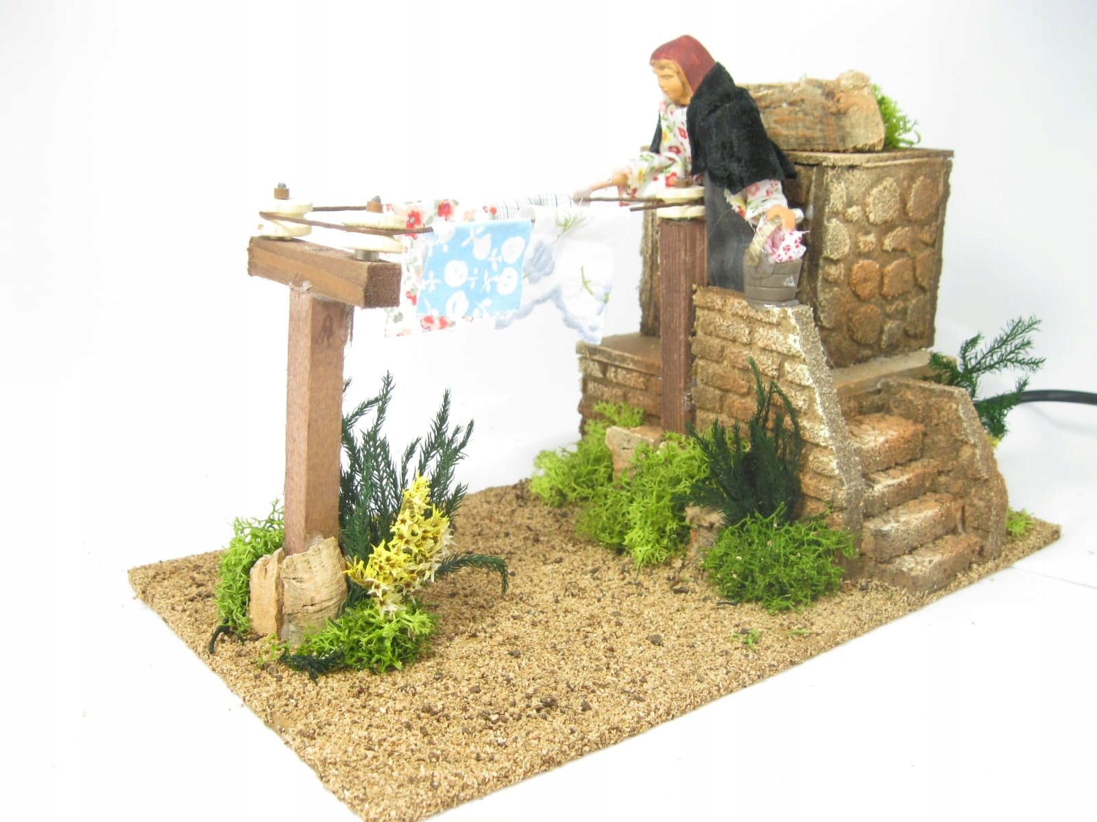 Pohyblivá Figúrka – gazdinka zavesí bielizeň – výška 16 cm