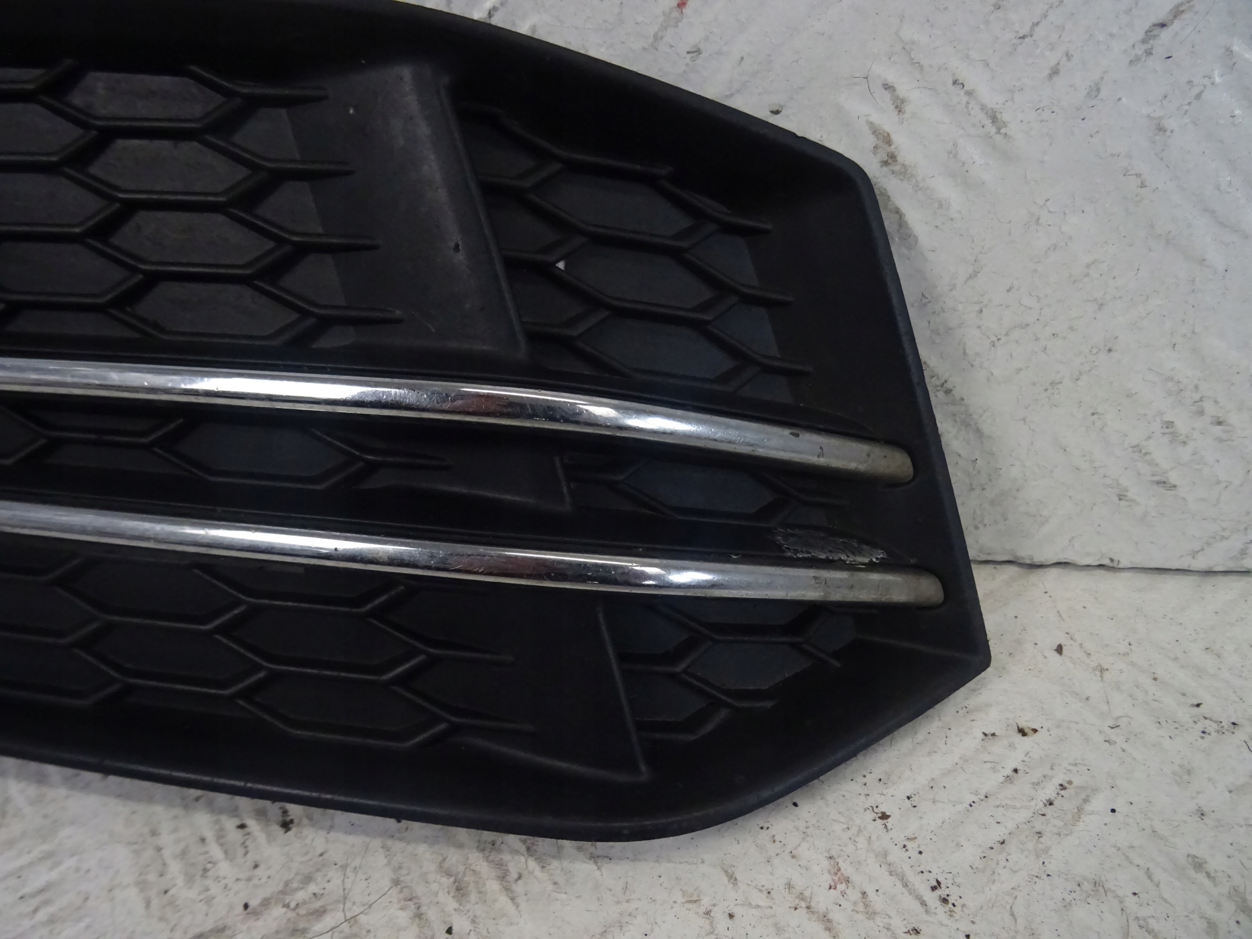 grid of a bumper right front AUDI A4 B9 S-LINE 8W0807682F