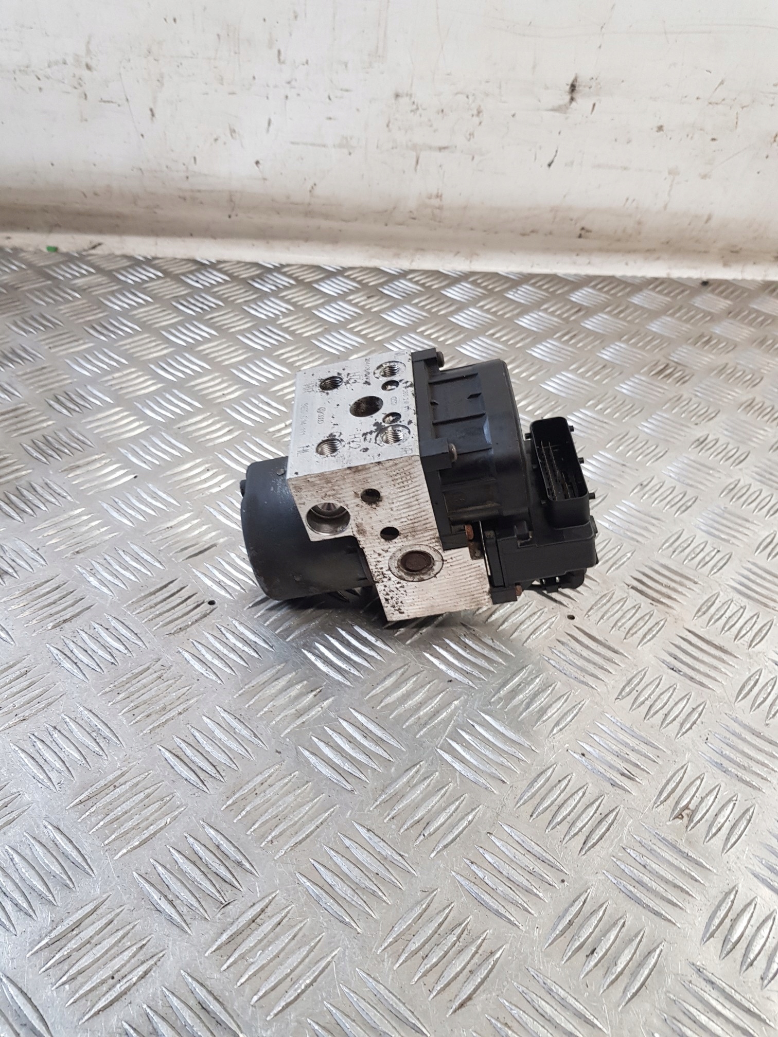pump ABS 8E0614111 0265216411 VW PASSAT B5