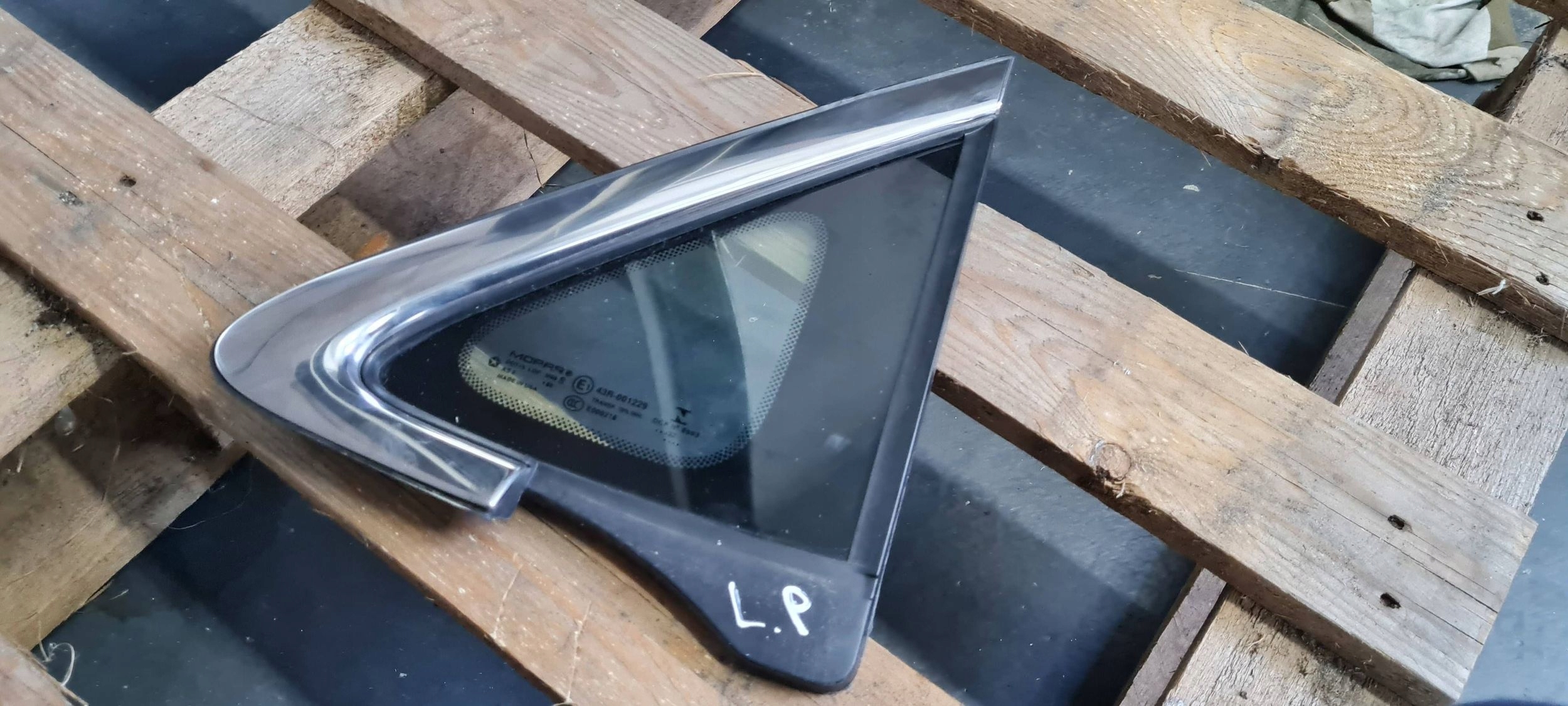 Chrysler Pacifica 2022 window bodywork TROJKATNA left left front 22R
