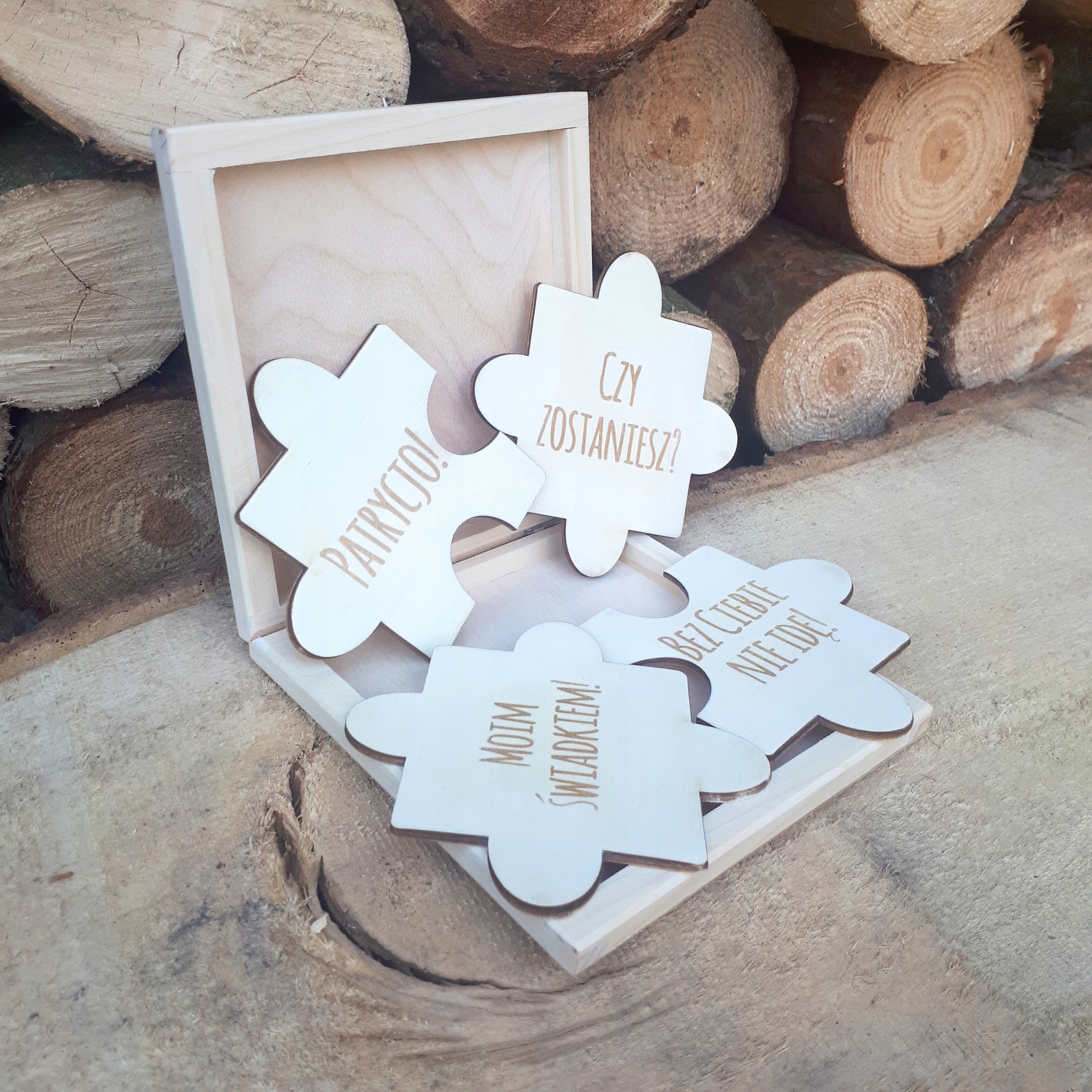 ZAPROSZENIE ŚWIADKÓW - 4 PUZZLE PROŚBA O ŚWIADKOWANIE PUDEŁKO GRAWER NADRUK Liczba sztuk 1 szt.