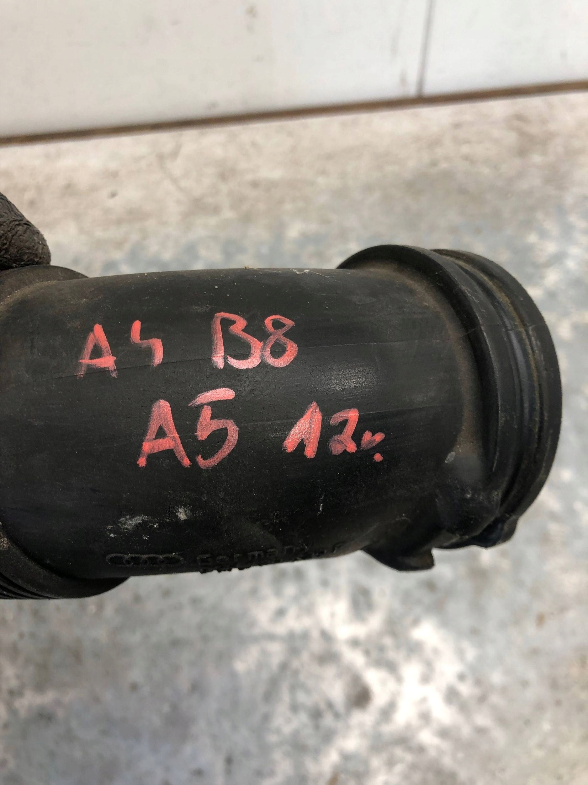 pipe air hose AUDI A4 B8 A5 06H129629F
