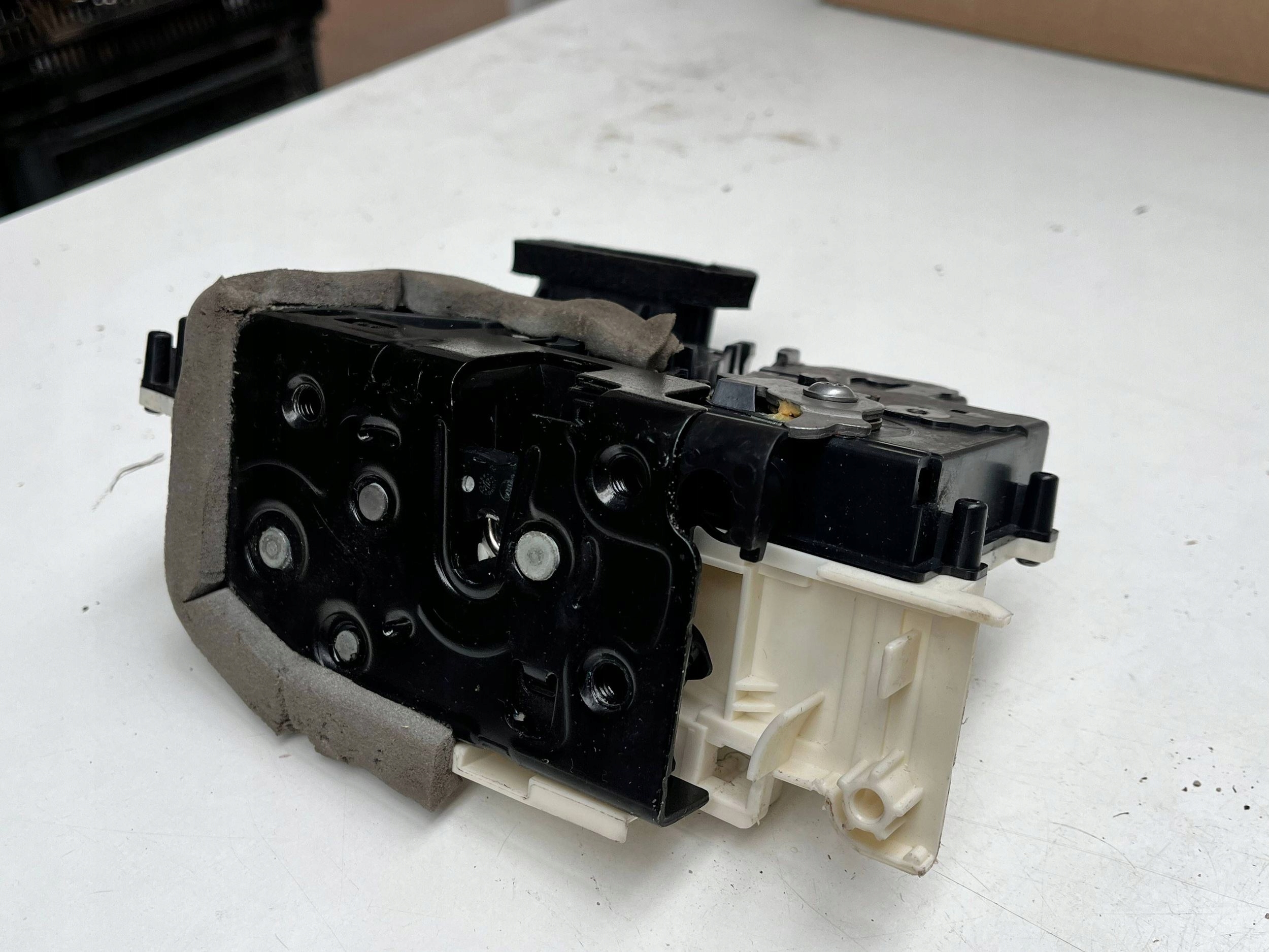 AUDI A6 C8 4K lock door left front 4K1837015J original !J