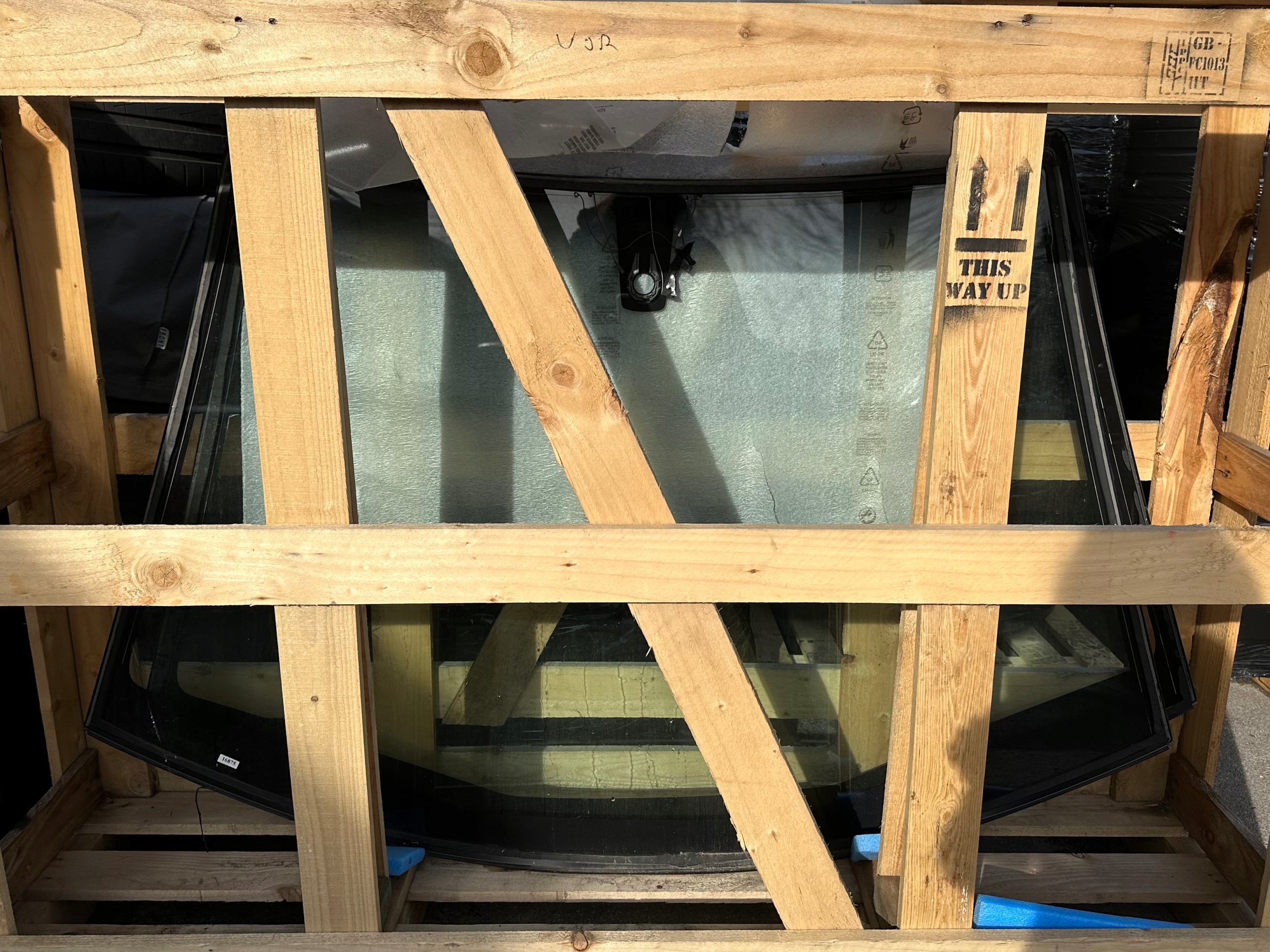 LAMBORGHINI AVENTADOR window iron front 470845099