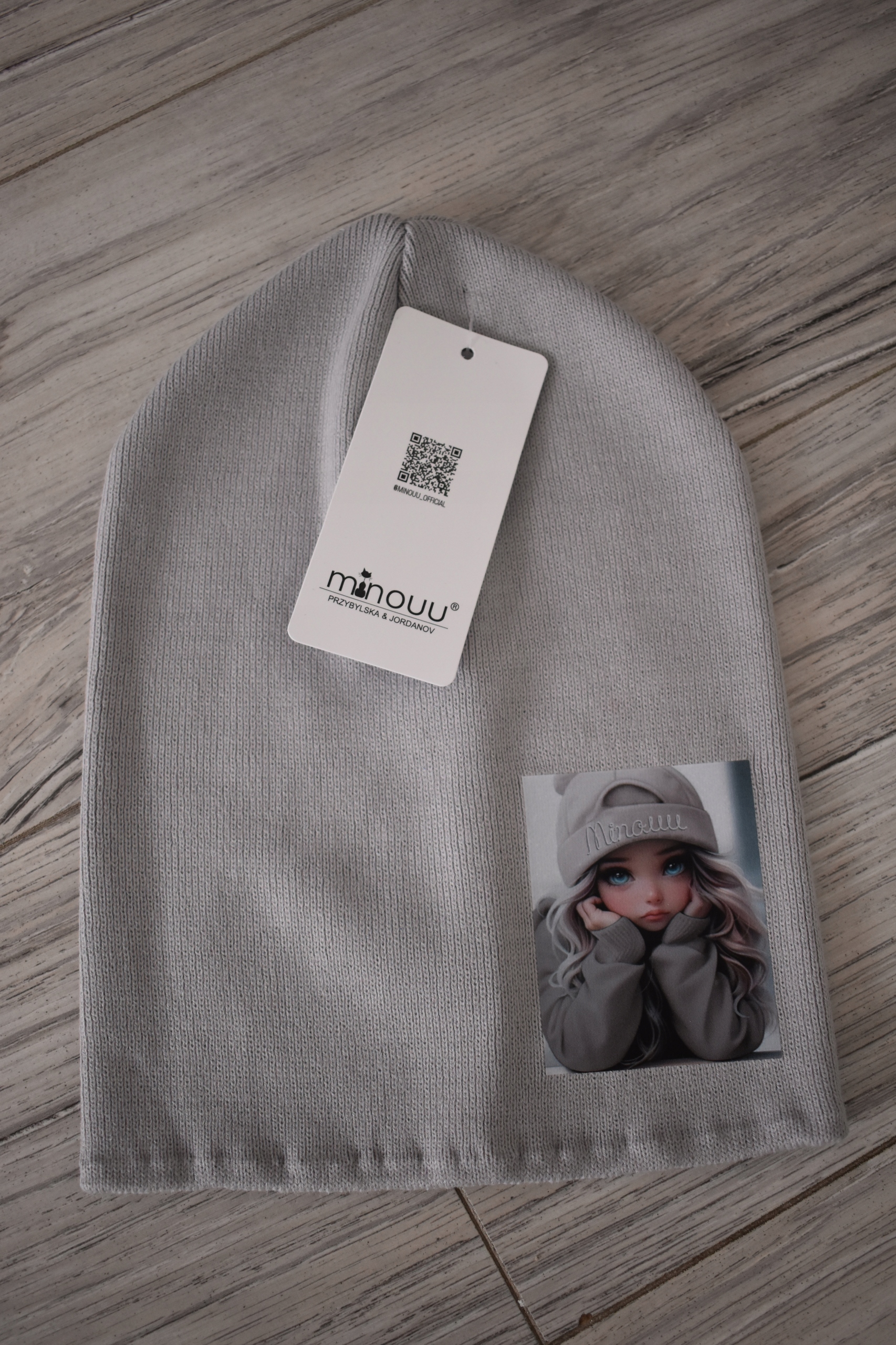 MINOUU KLASYCZNA JEDNOWARSTWOWA CZAPKA Z APLIKACJA LALKI KOLOR SZARY