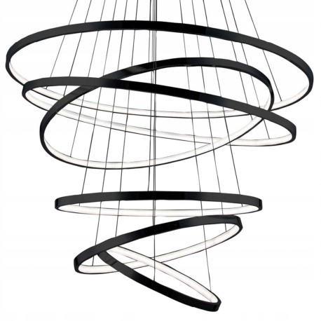 Moderní lampa s pronikajícími kruhy nad odpočinkovou zónou Wheel