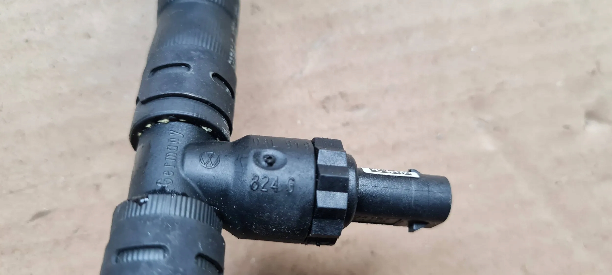 A4 B9 8W VENTIL GORIVA 2.0 TDI 03L919824G A5 8W