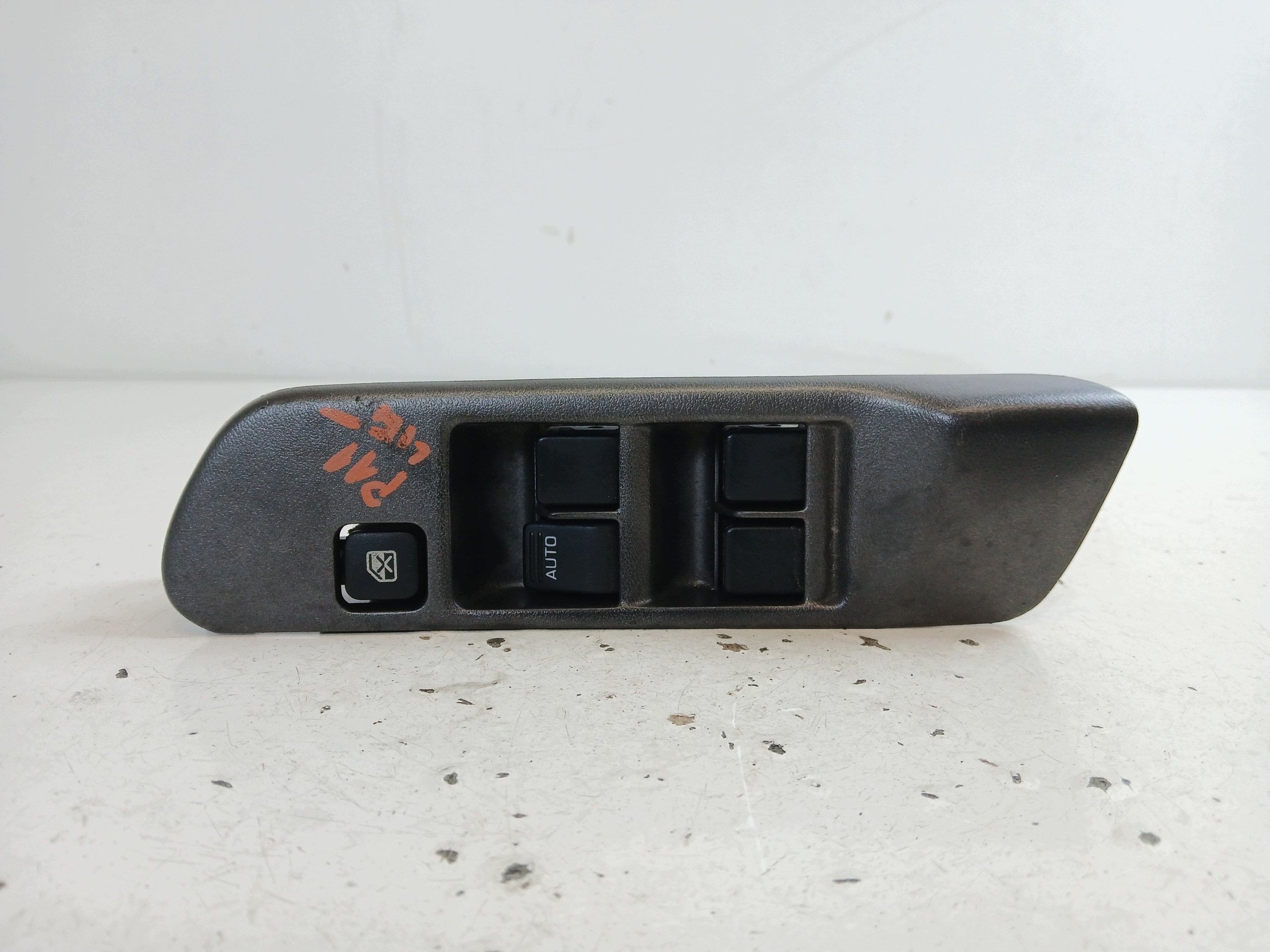 NISSAN PRIMERA P11 PANEL okna levý předek