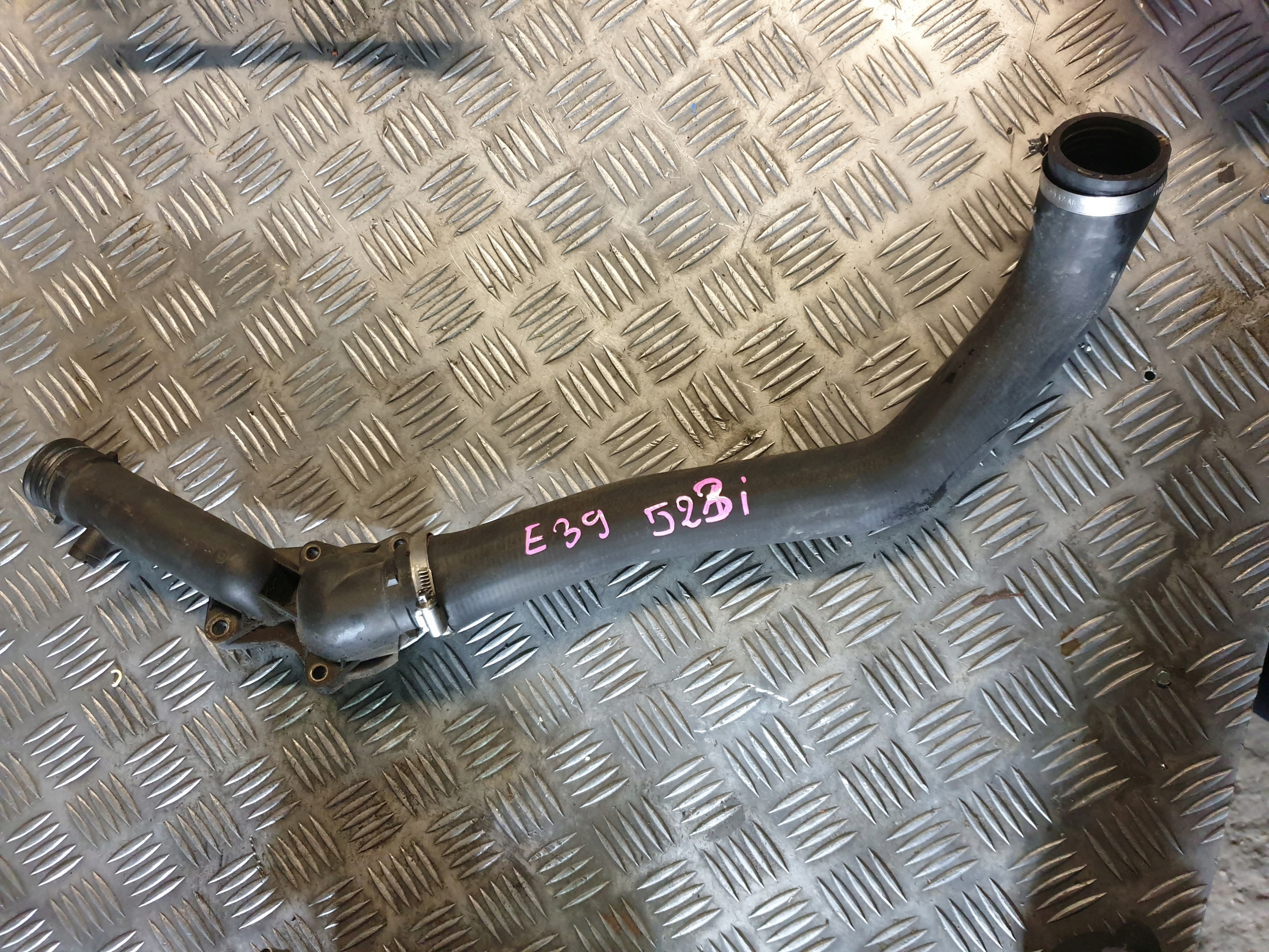 PRZEWÓD + OBUDOWA TERMOSTATU BMW E39 523i