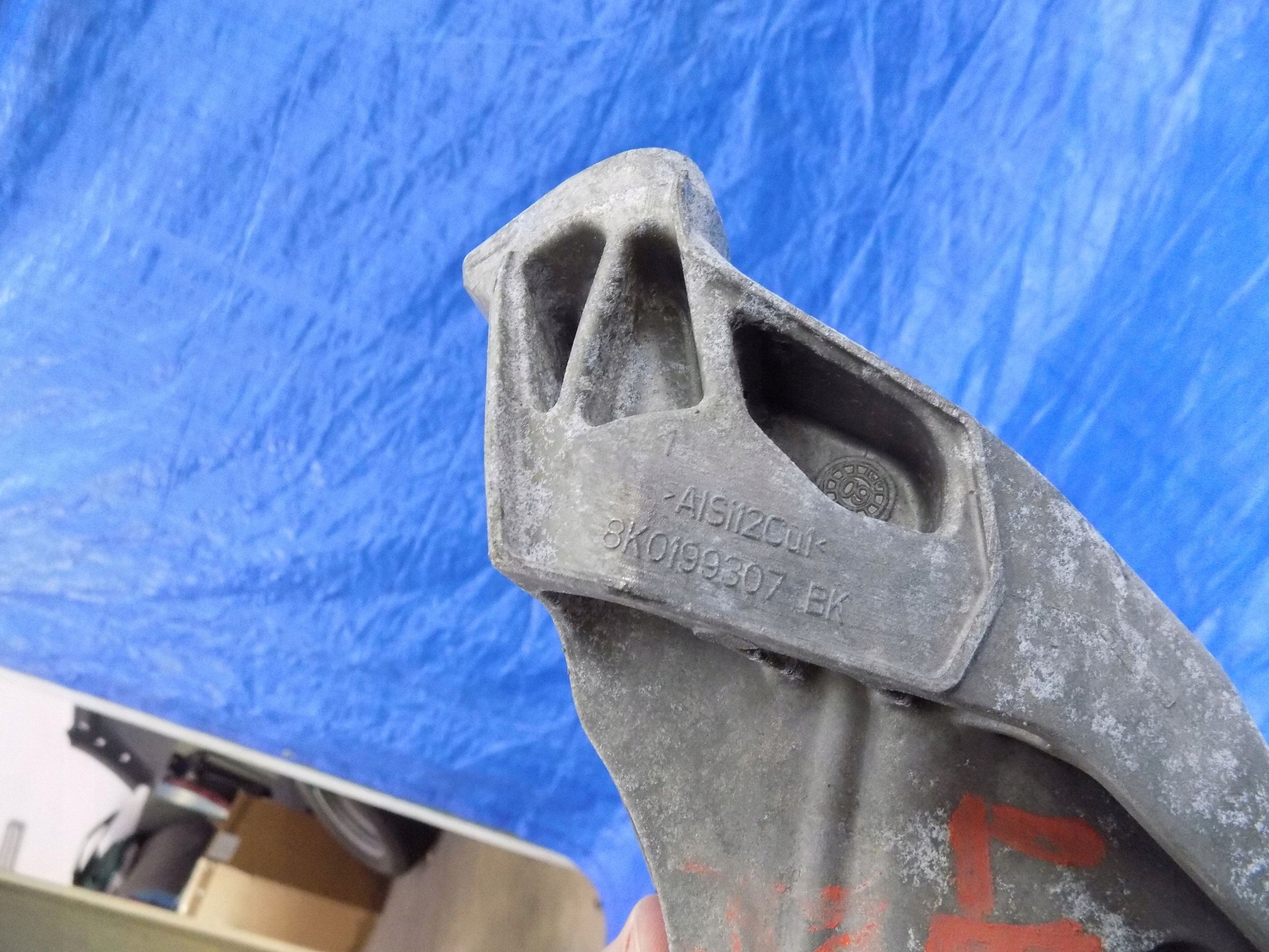 holder engine mount left AUDI Q5 8R 09R 2,0TDI