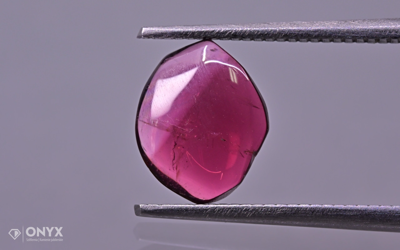 Turmalín konvexní nepravidelná destička 9x7 mm