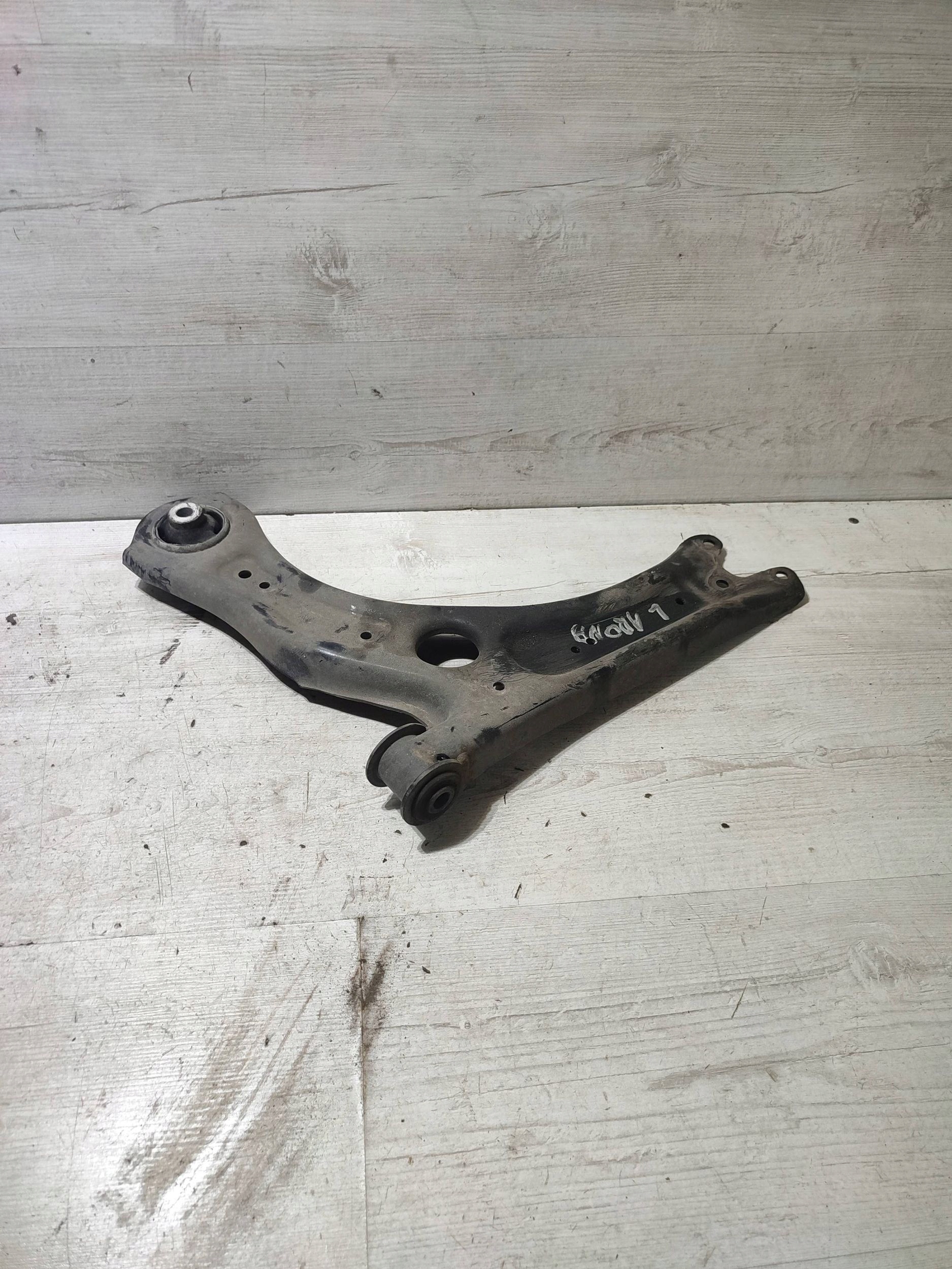 Seat Arona 2019 front side left arm front