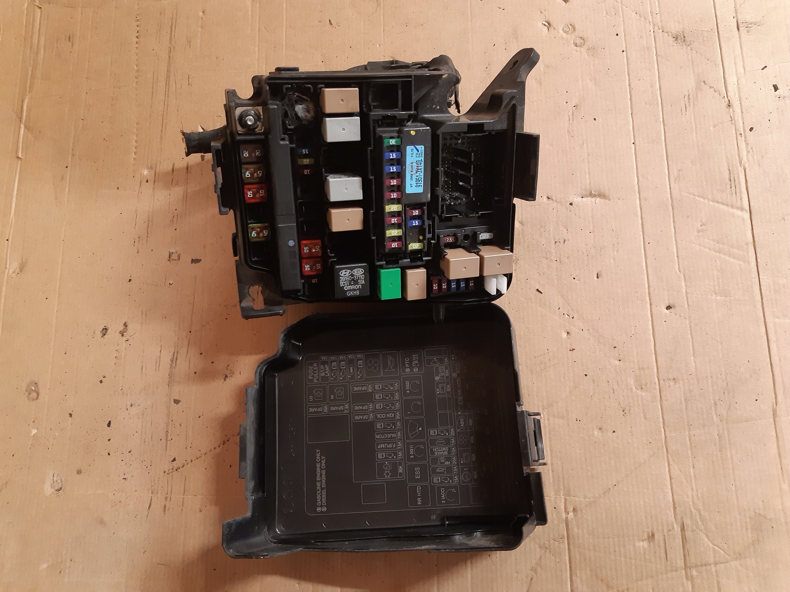 HYUNDAI I30 II 12-16r 1.6 CRDI SKRZYNKA PUSZKA BEZPIECZNIKÓW 91950-3X510 Numer katalogowy części 91950-3x510