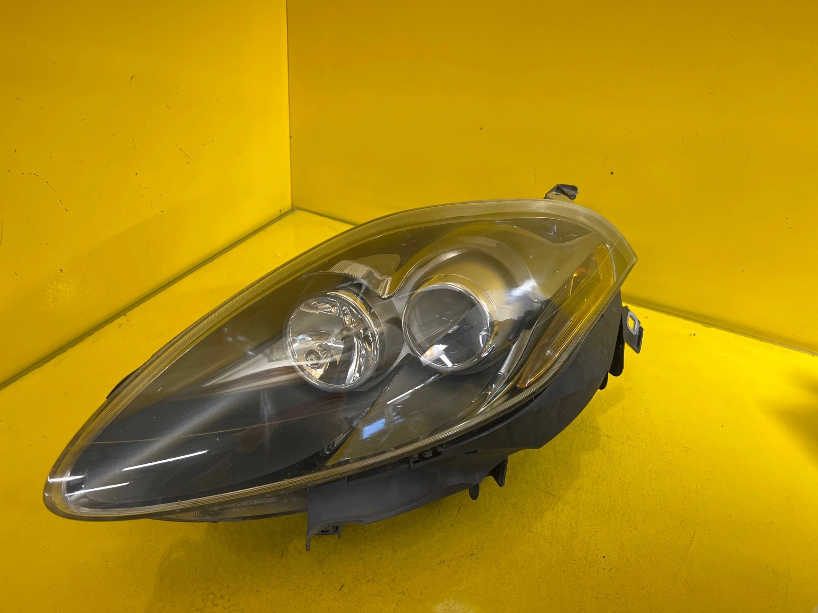 REFLEKTOR light front left FIAT BRAVO II 51757538 XENON