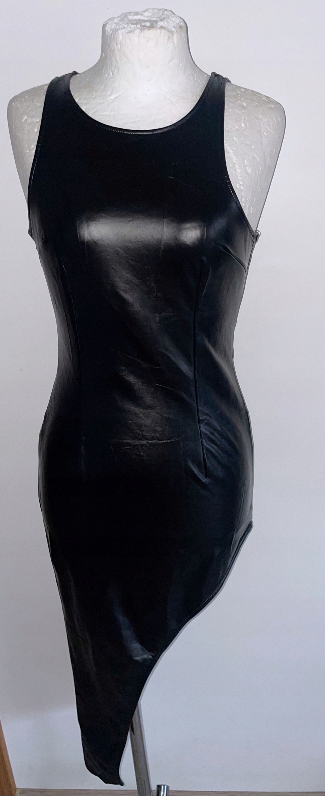 Asymetrická Vinylová Šaty 34 Xs