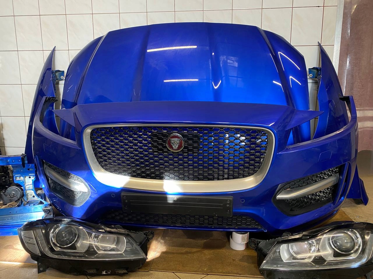 PRZOD ZDERZAK LAMPY BŁOTNIKI CHLODNICY PAS BELKA JAGUAR F-PACE X761 R-SPORT Producent części Jaguar OE