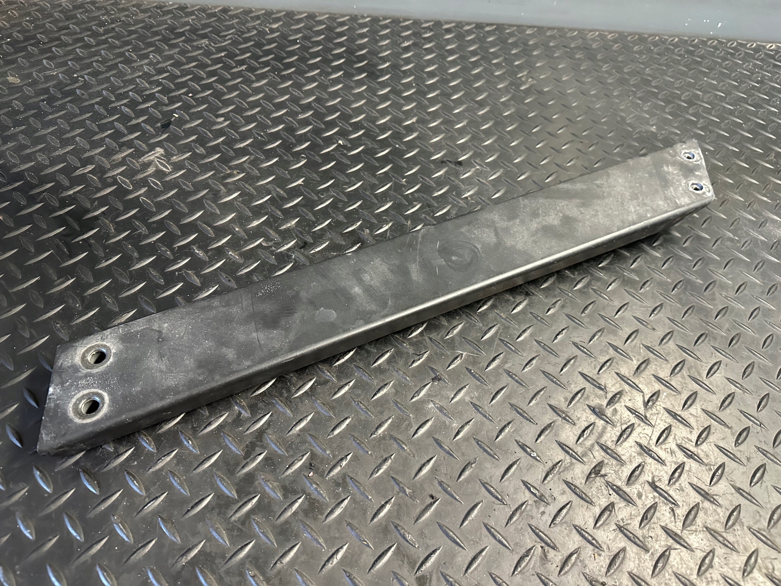 Усилитель распорка ремня правая Audi A8 D4 4.2 tdi 4H0805862C