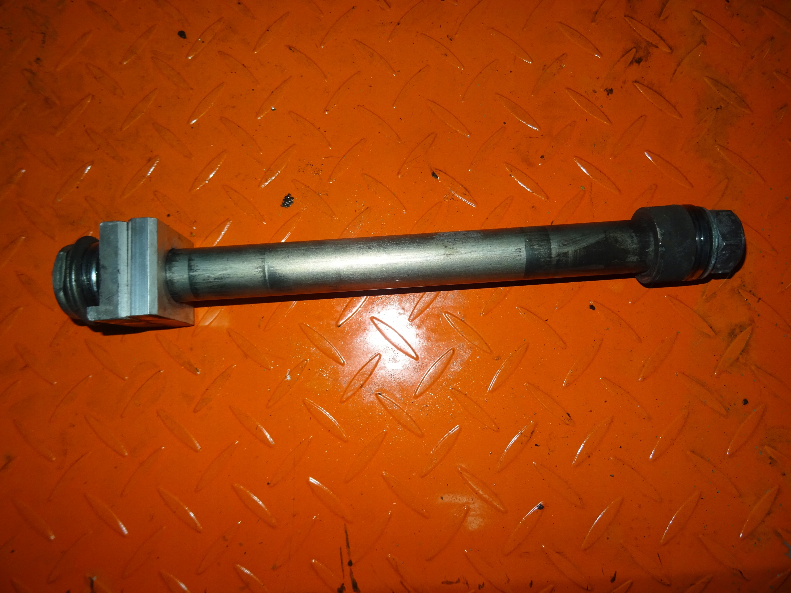 YAMAHA MT 10 18r oś ośka koła tył tylna 43901214206 za 130 zł z