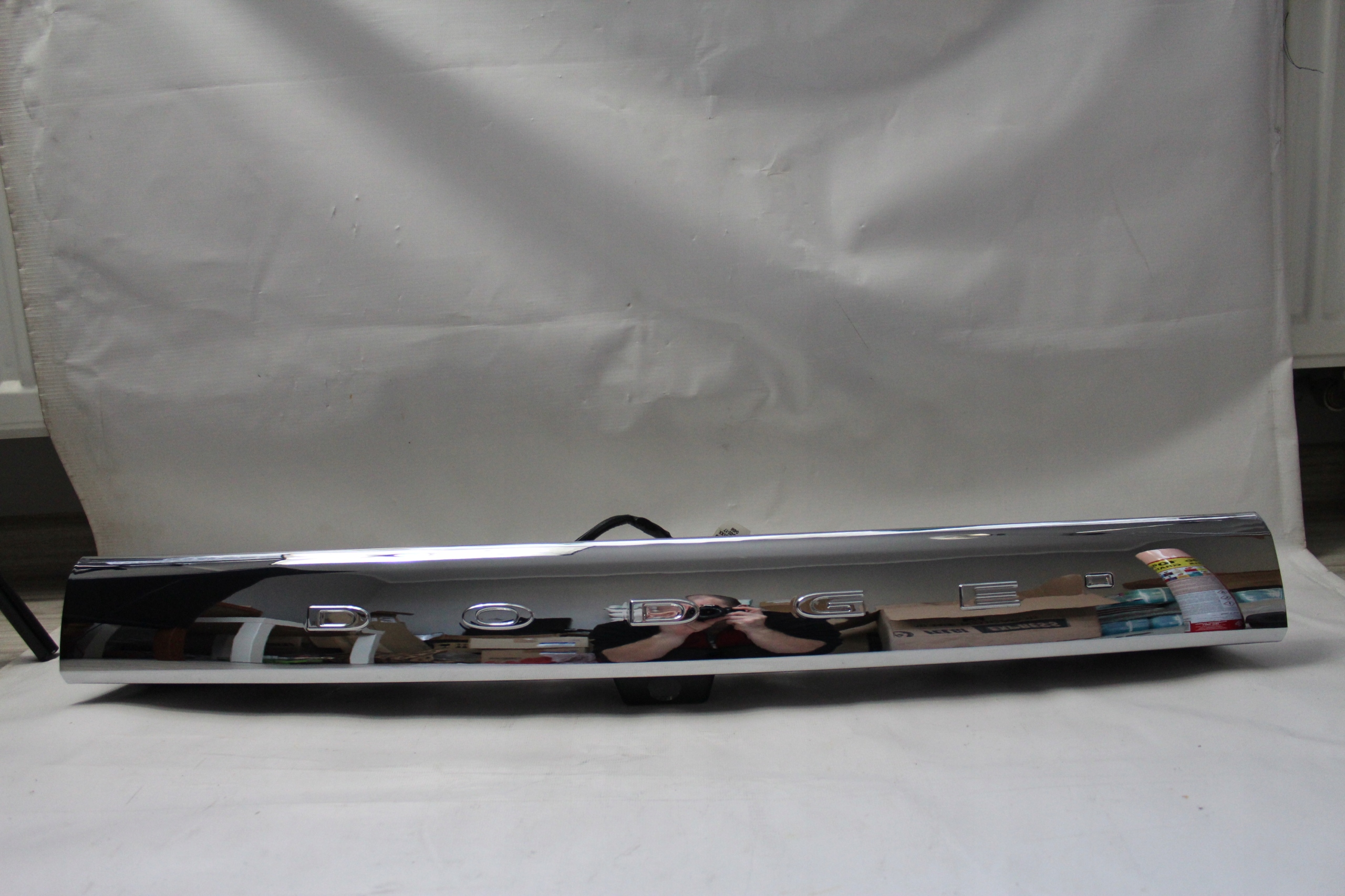 68092629AA - Хромированная накладка задней двери для Dodge Durango