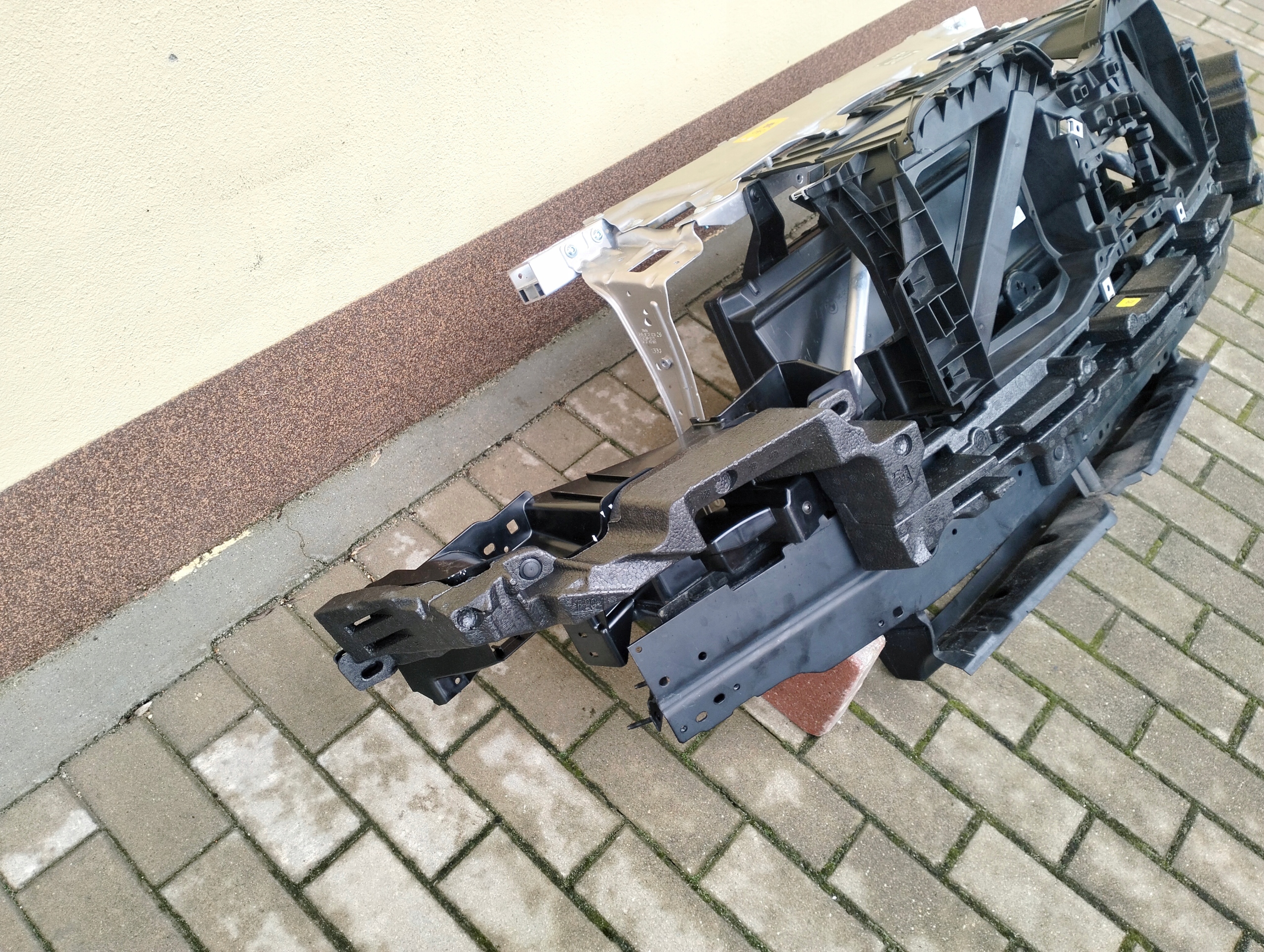 PAS PRZEDNI WZMOCNIENIE BELKA BMW IX I20 Numer katalogowy części BMW IX I20 PAS PRZEDNI WZMOCNIENIE CHŁODNICE BELKA