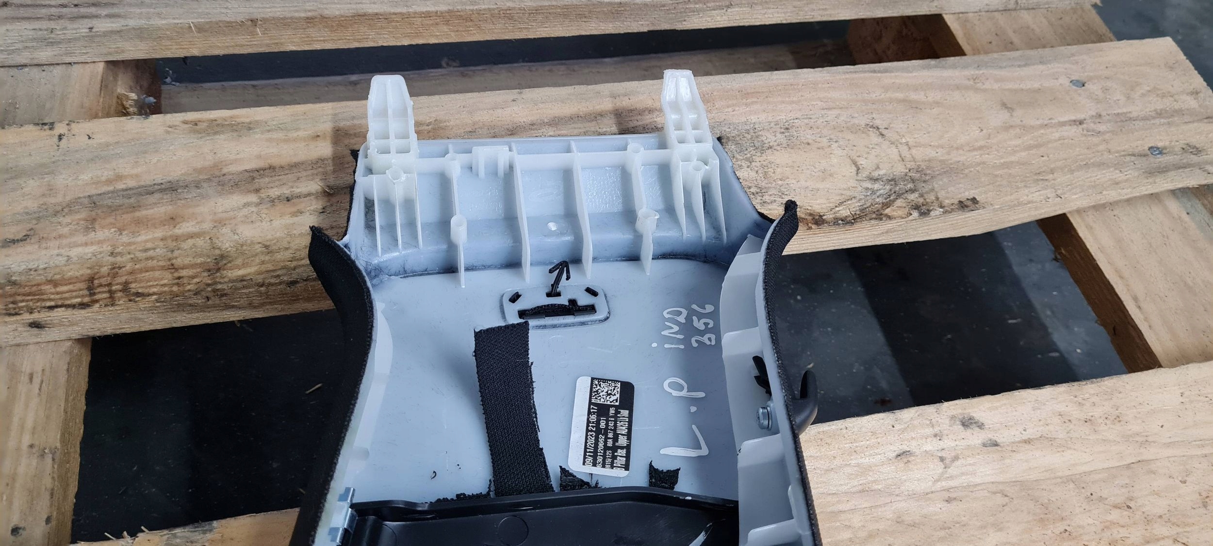 SQ5 80A Q5 LIFT cover side SLUPKA supports left left front 80A867243B