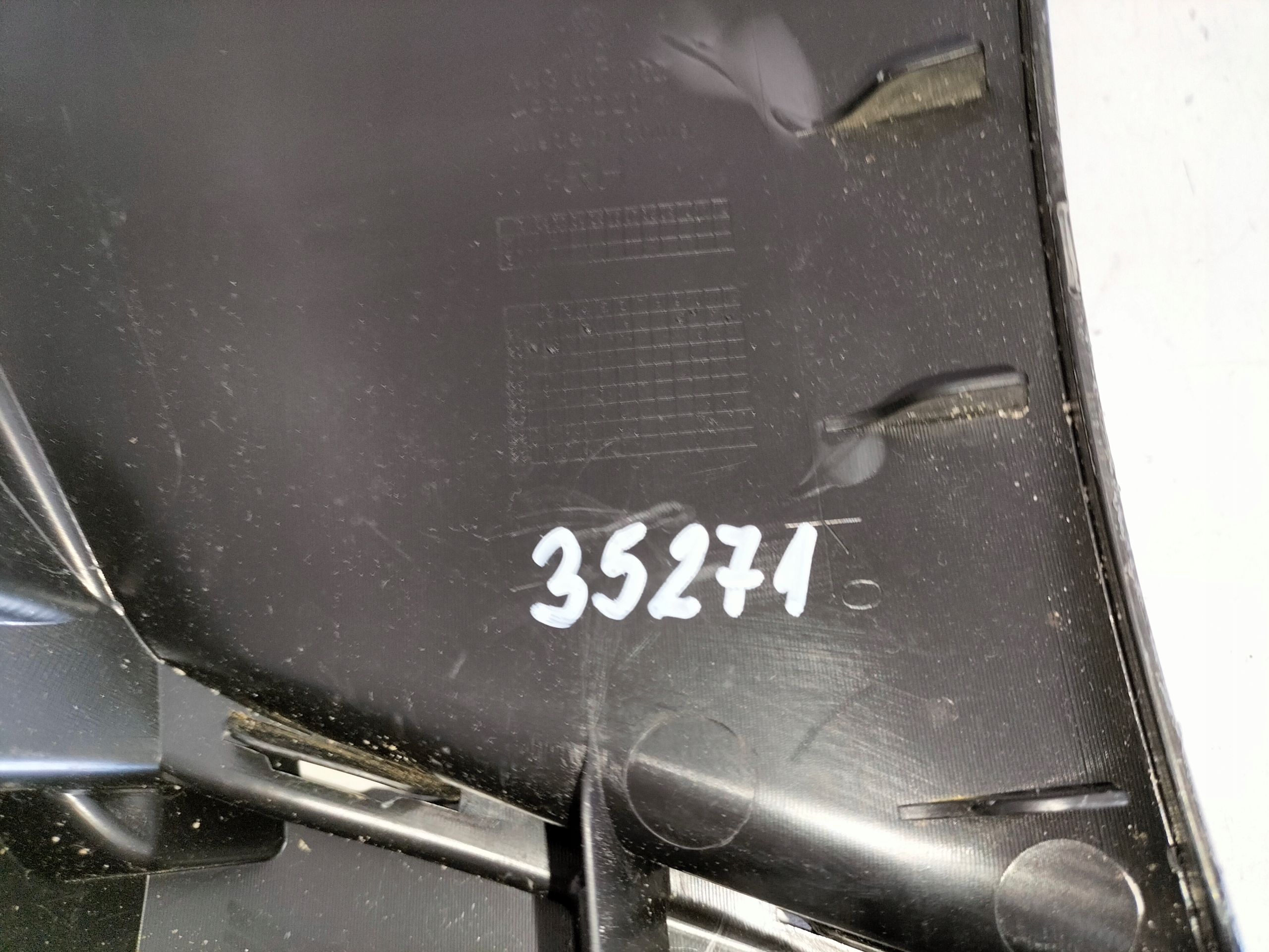 support holder of a bumper front right VW ID7 22