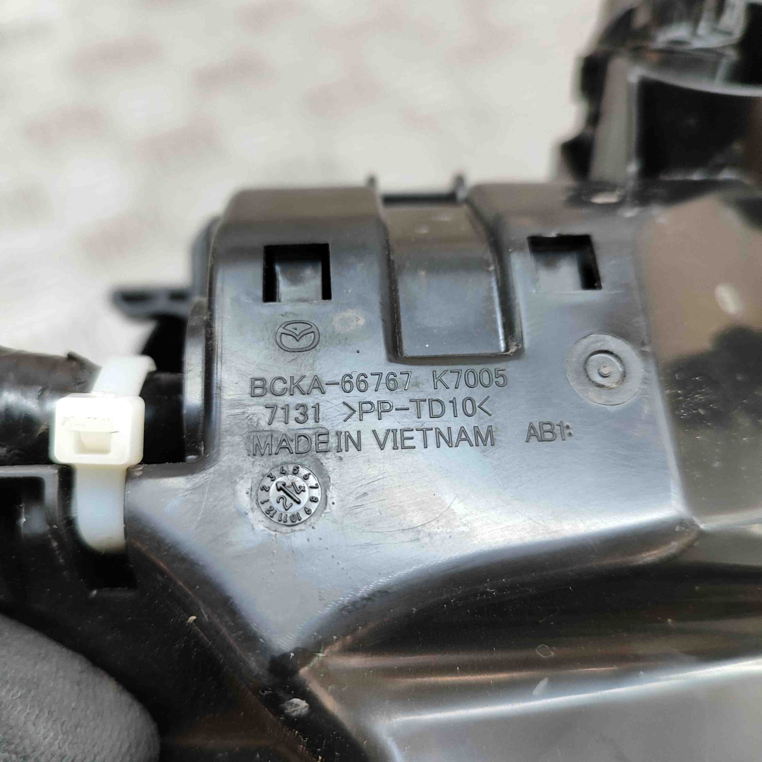 mazda CX-30 2023 рамка / модуль предохранителей