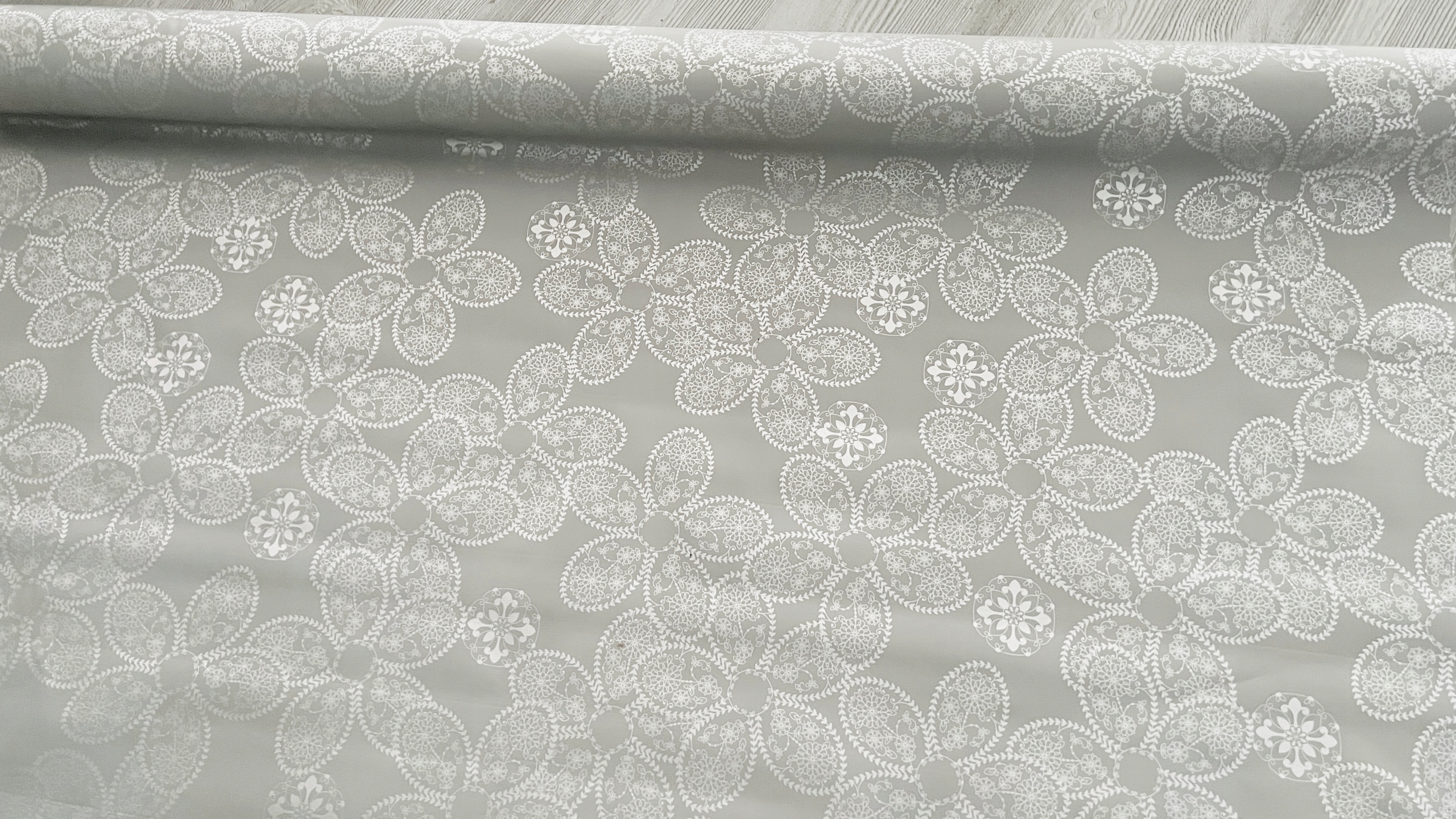 CERATA OBRUSOWA KWIATY SZARY SREBRNY STÓŁ 3D WZÓR OZDOBA STOŁU Typ obrus