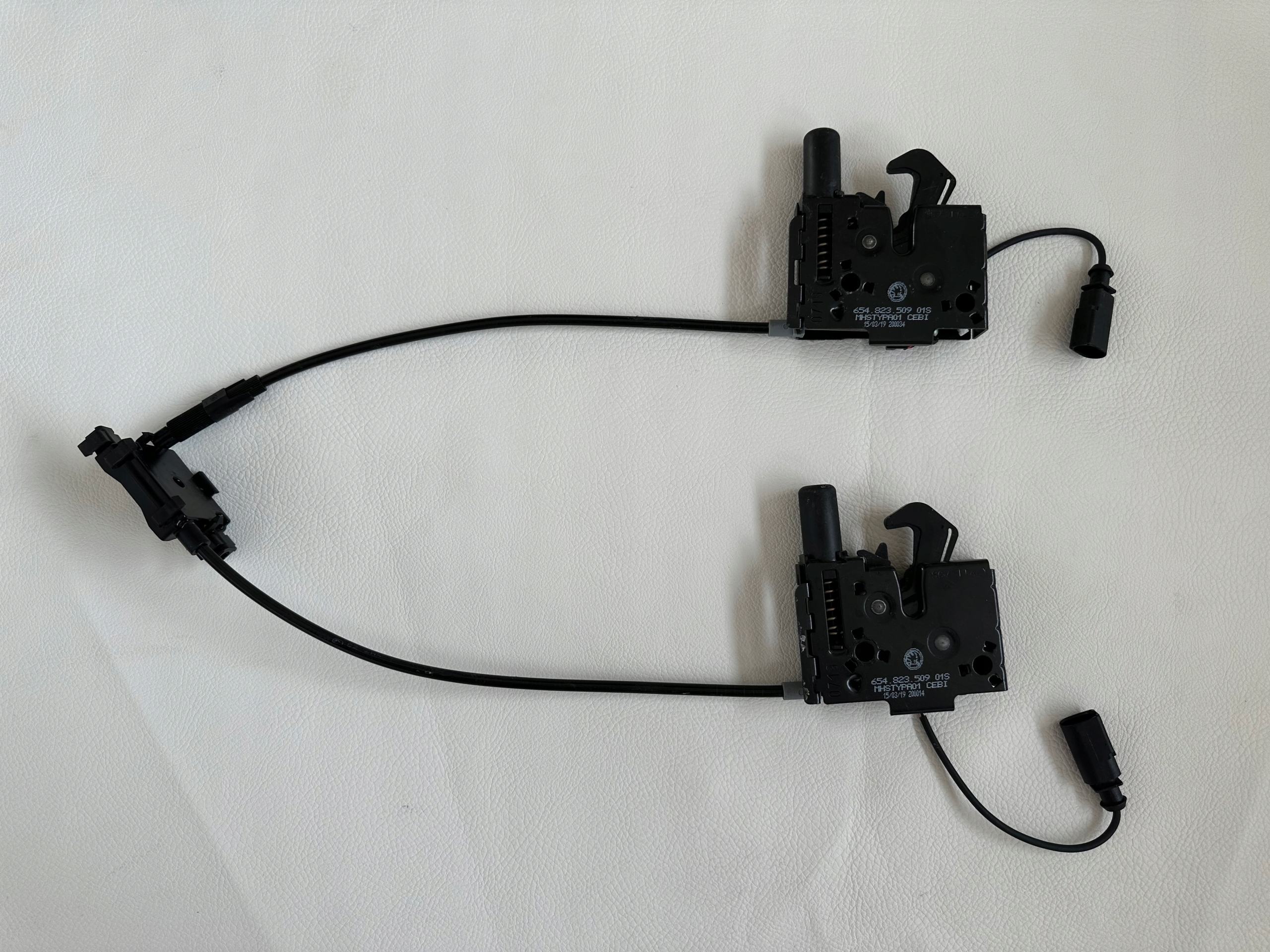Skoda Scala bonnet latch lock komplet 654823509