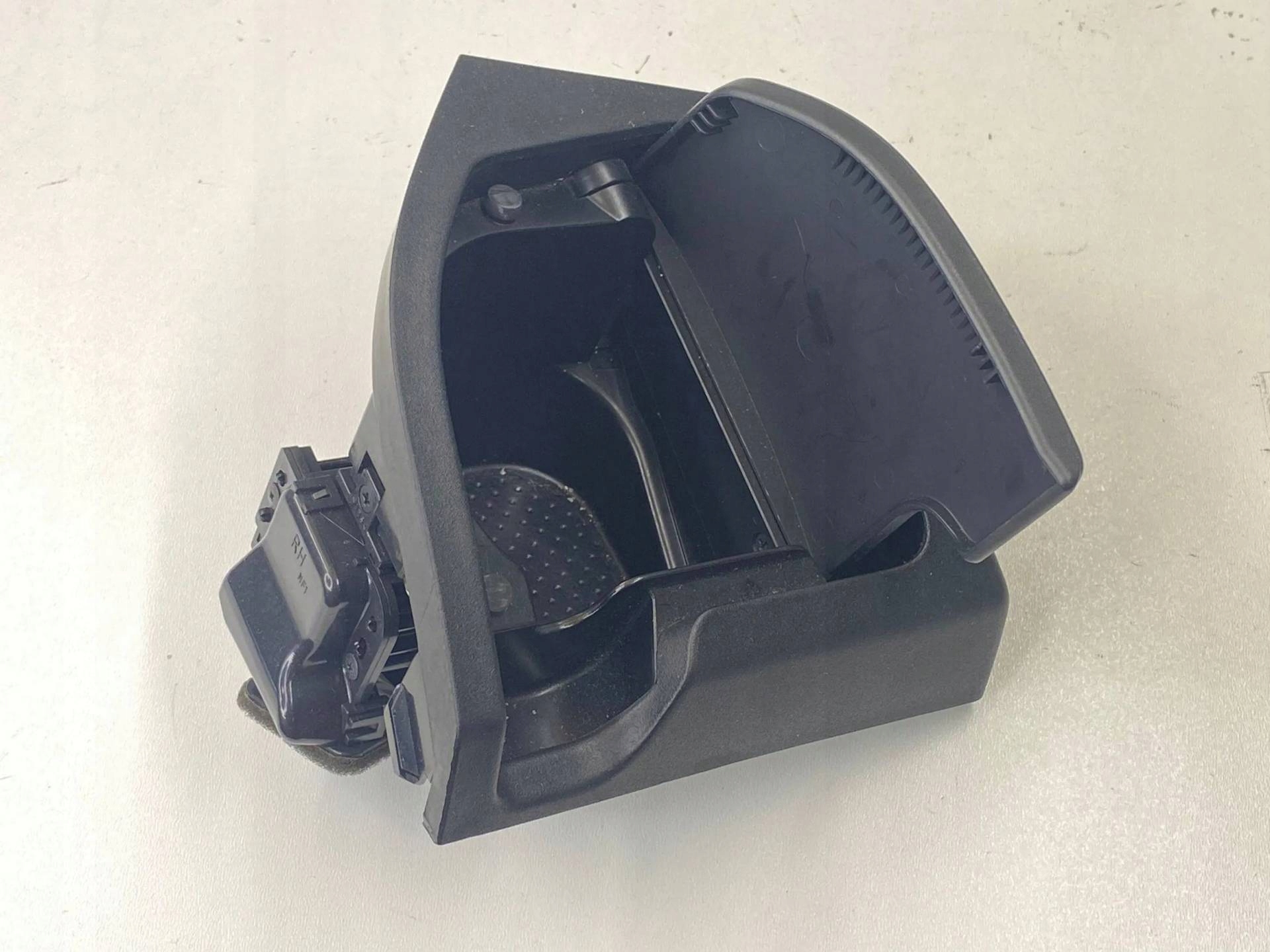 bracket for kubek front right side Nissan X-Trail T31 facelift 2011