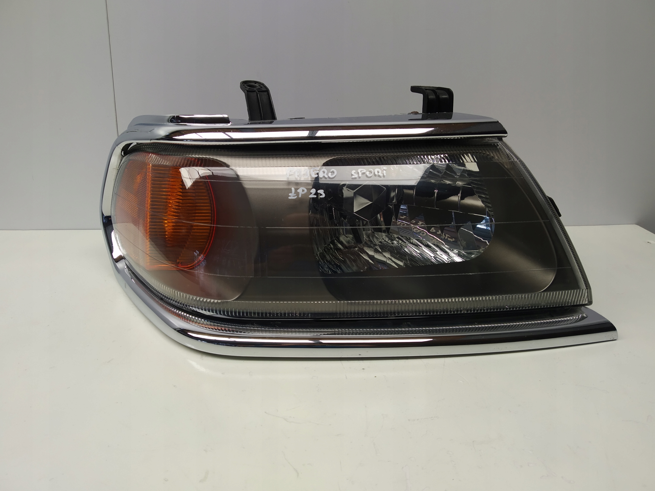 2000-2008r Mitsubishi Pajero Sport reflektor light front right