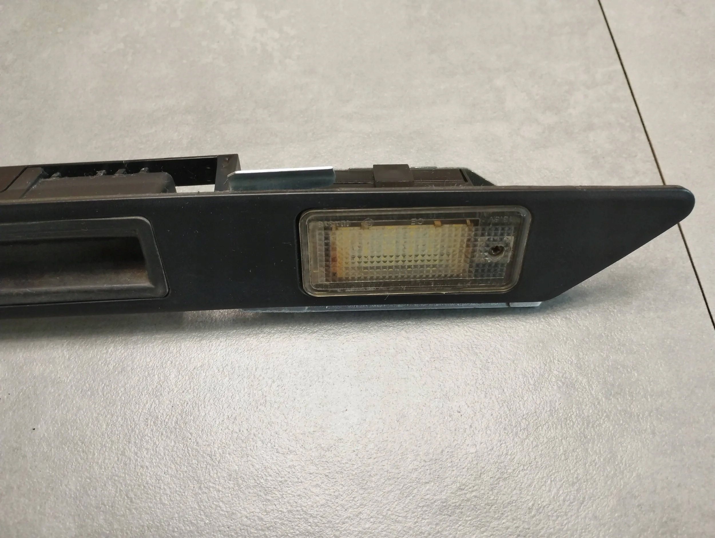 Audi Q7 4L moulding bonnet 8E0827657G