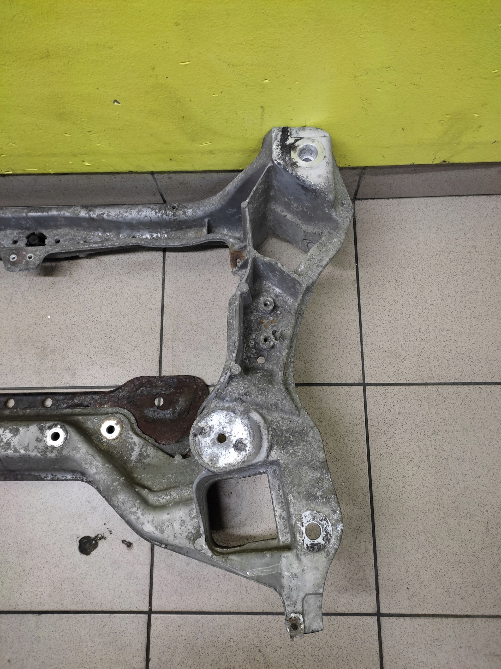 MERCEDES W203 2.2 CDI axle beam subframe axle beam