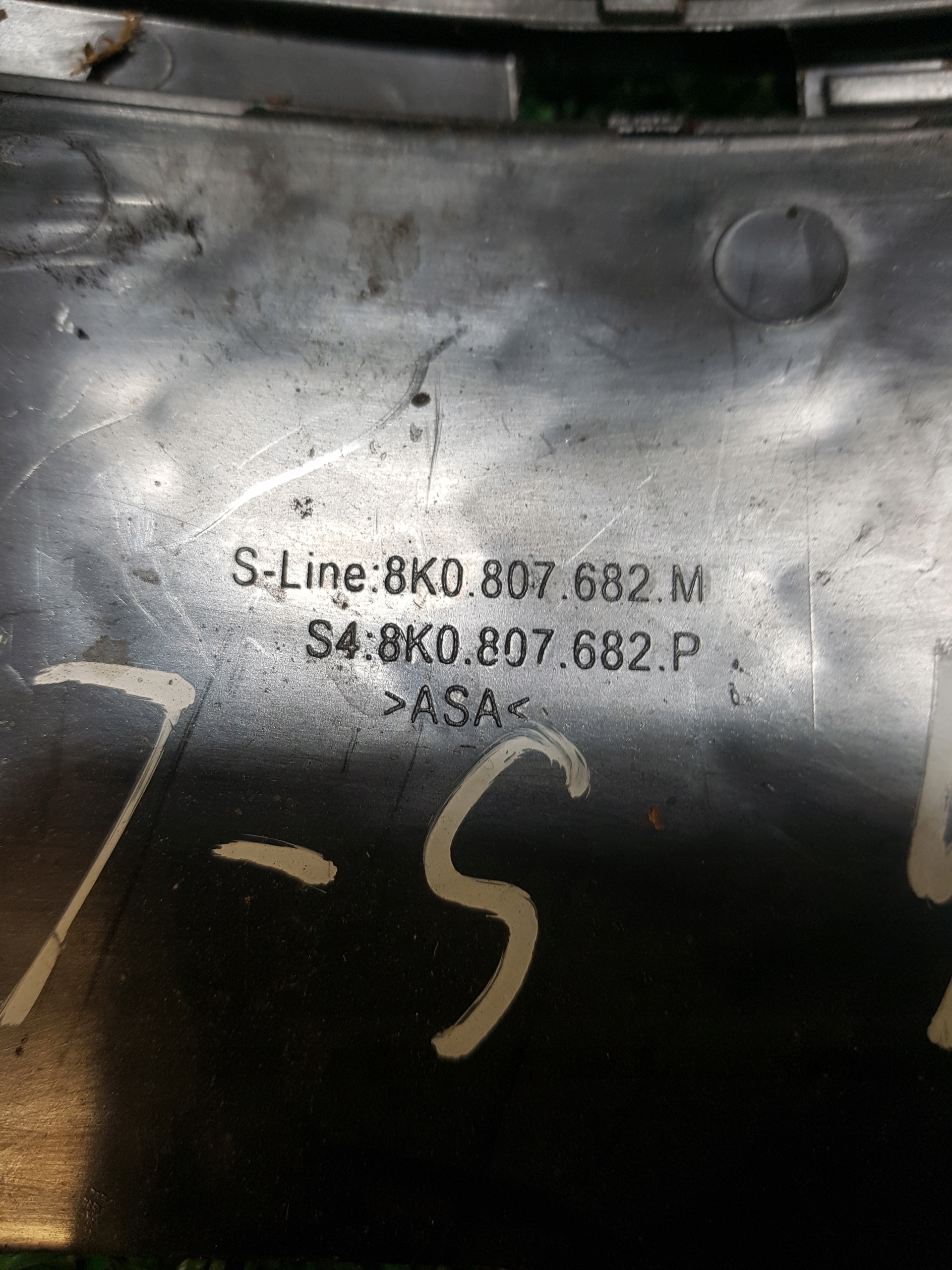 grid of a bumper left AUDI A4 B8 S-LINE 8K0807682M