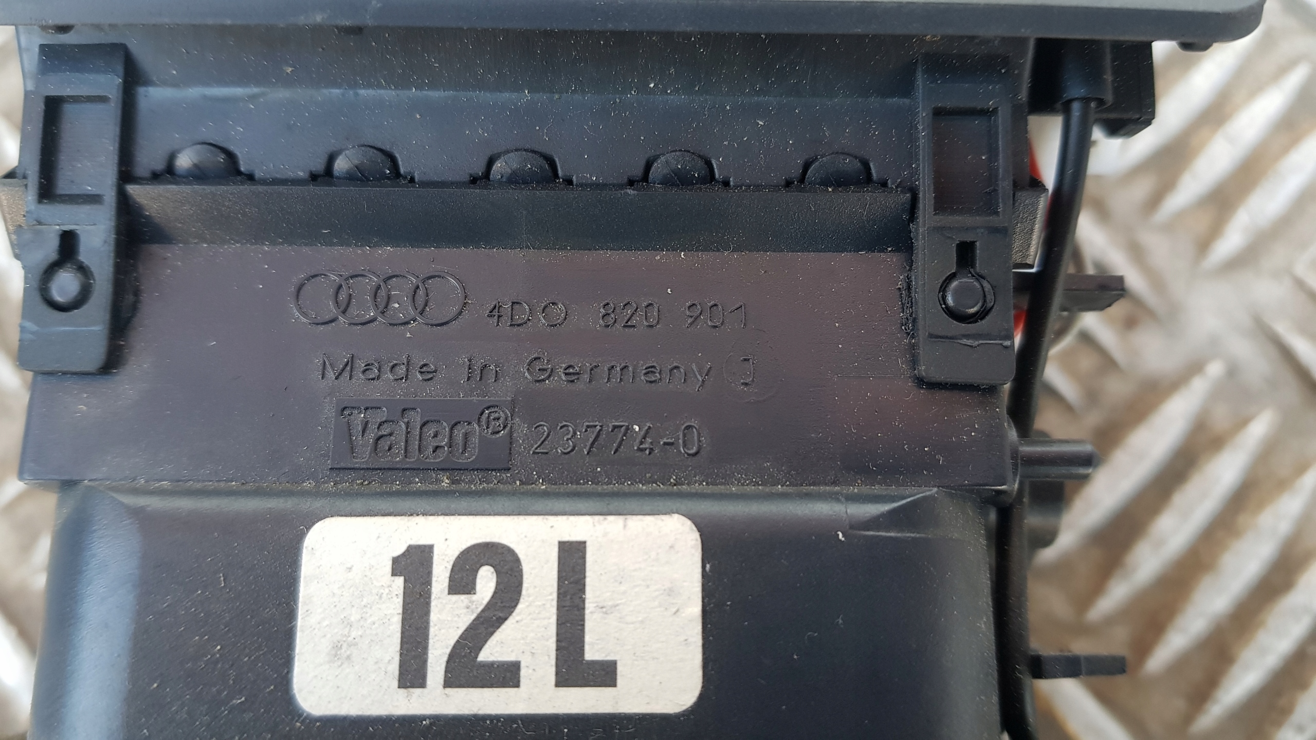 AUDI A8 D2 LIFT grid air conditioning devices left 4D0820901