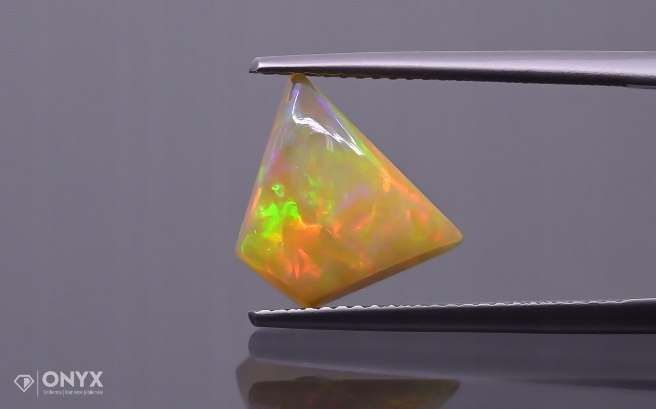 Opál z Etiopie kabošon nepravidelný 12x9 mm