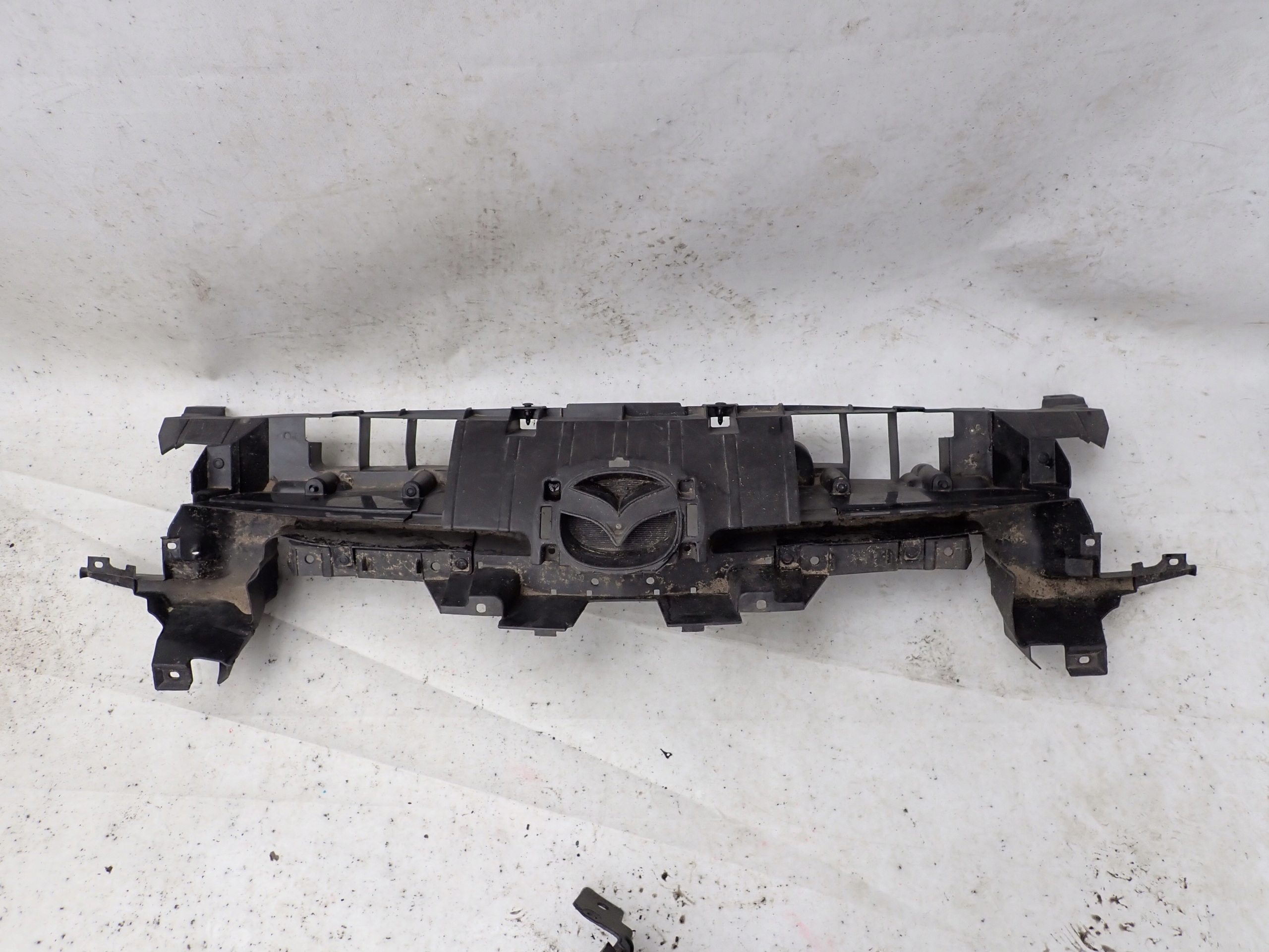MAZDA 3 III BL 08- pillar GRILLA grille front BCW8507M1