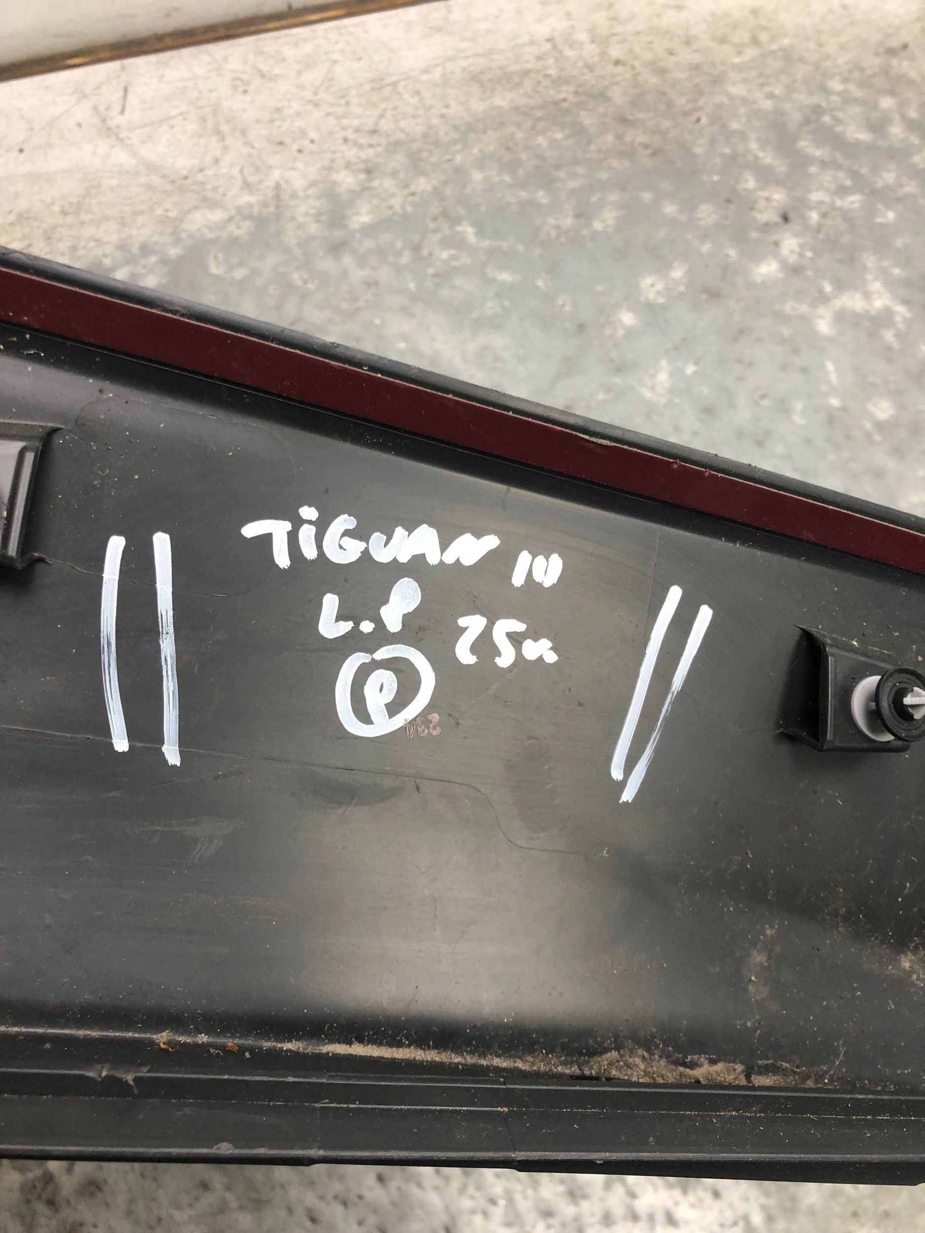 moulding door left front VW TIGUAN III 571854939C