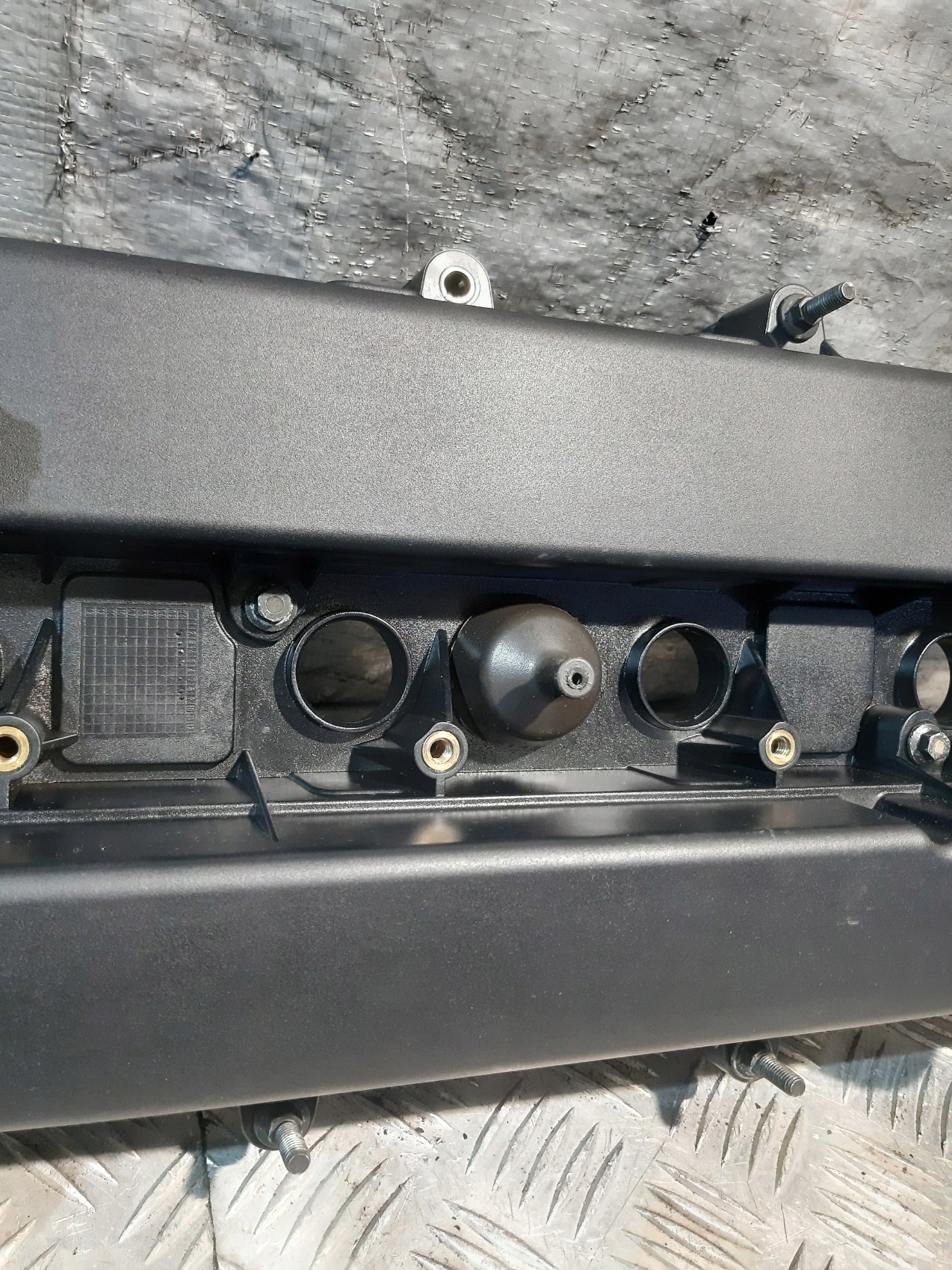 Mazda Tribute 2.3B Abdeckung der Ventile 4S4G-6K272-CB
