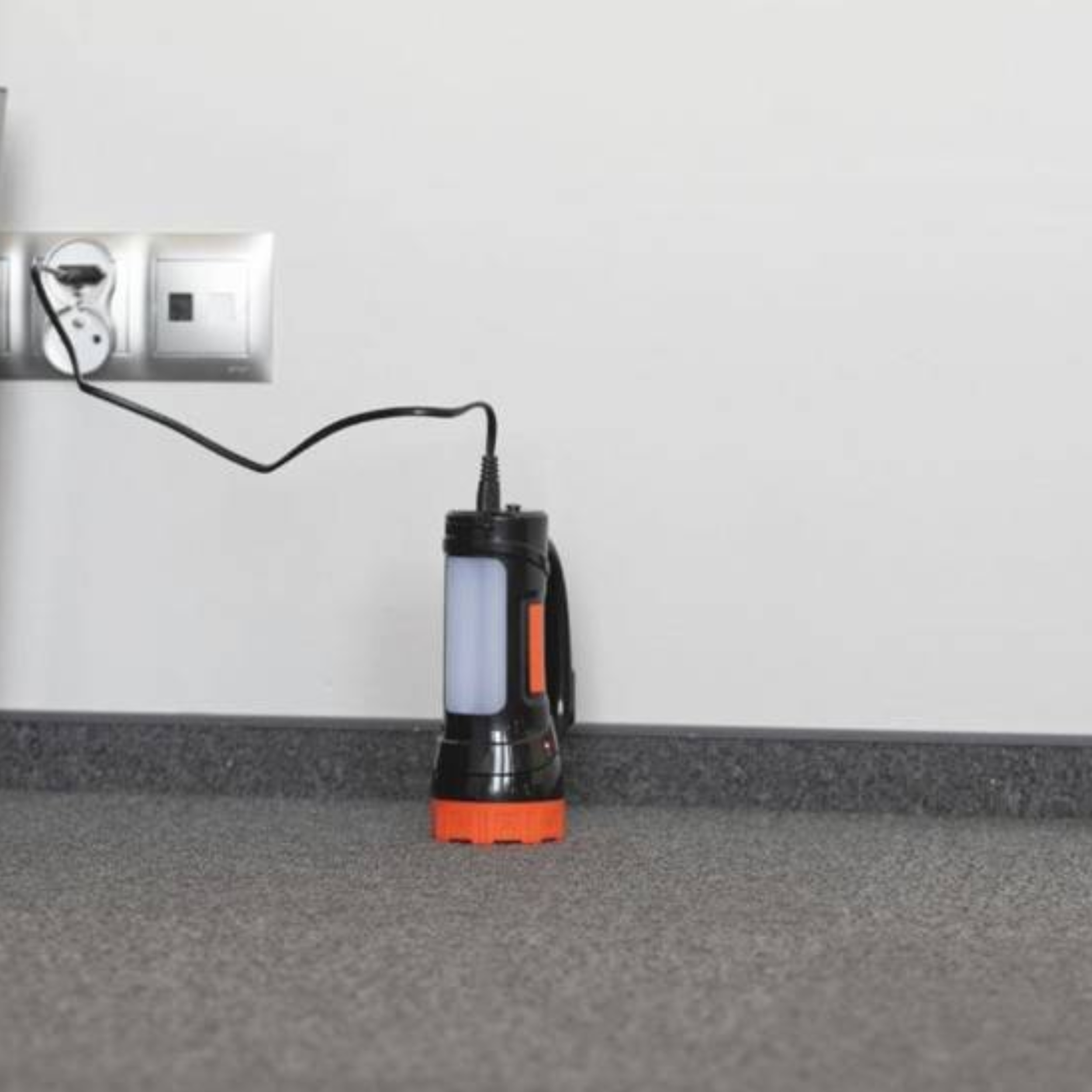 LATARKA MOCNA LED SZPERACZ AKUMULATOROWA ŁADOWALNA RĘCZNA 230V LED LIBOX170 Kolor dominujący czarny