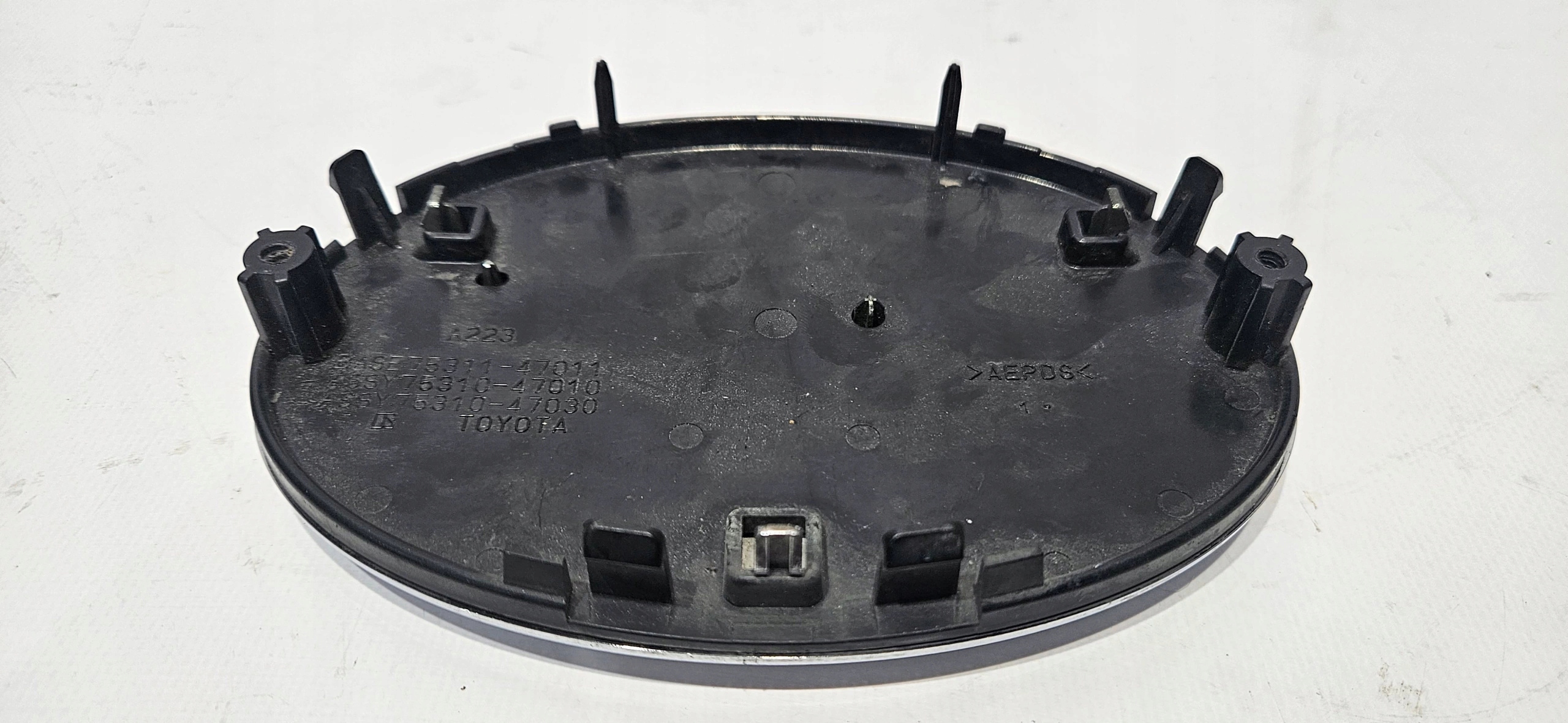 EMBLEMAT logo front TOYOTA PRIUS III 09-11