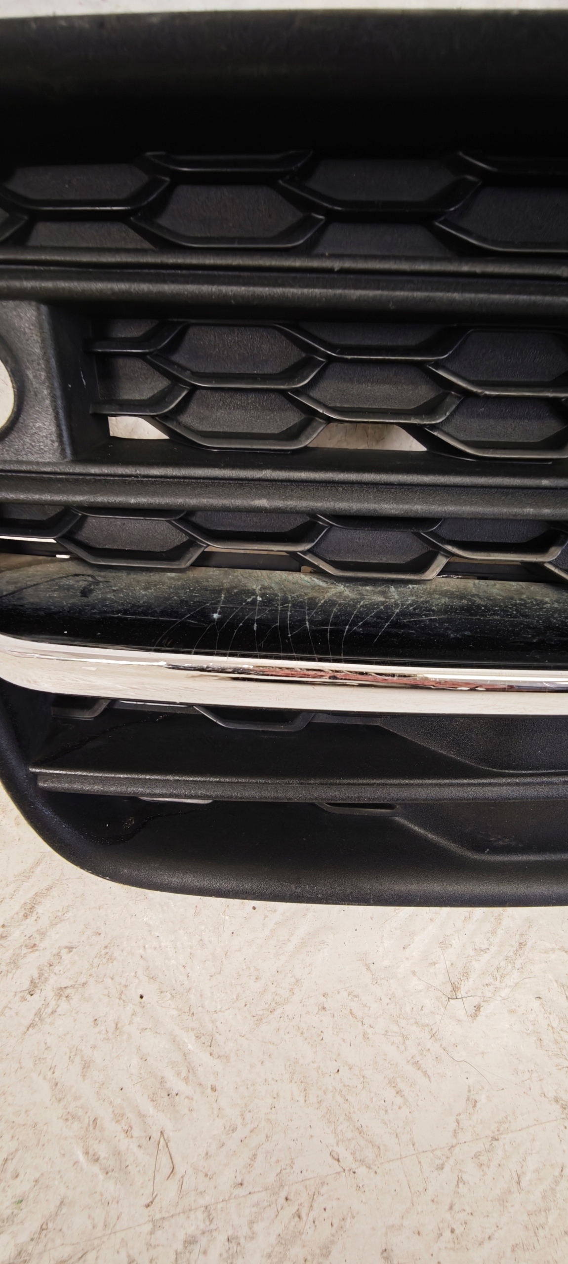 grid of a bumper front front left VOLVO XC90 XC-90 II 31383441