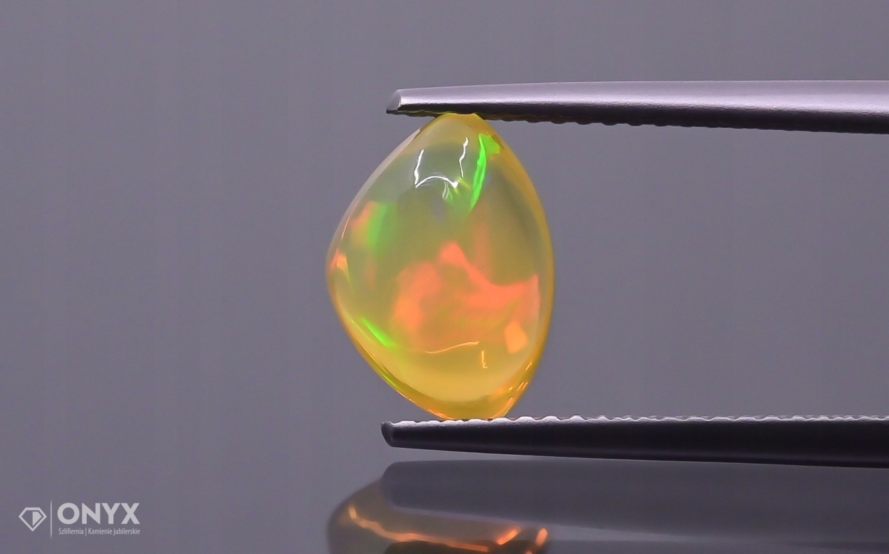 Opál z Etiopie kabošon nepravidelný 10,5x7,5 mm