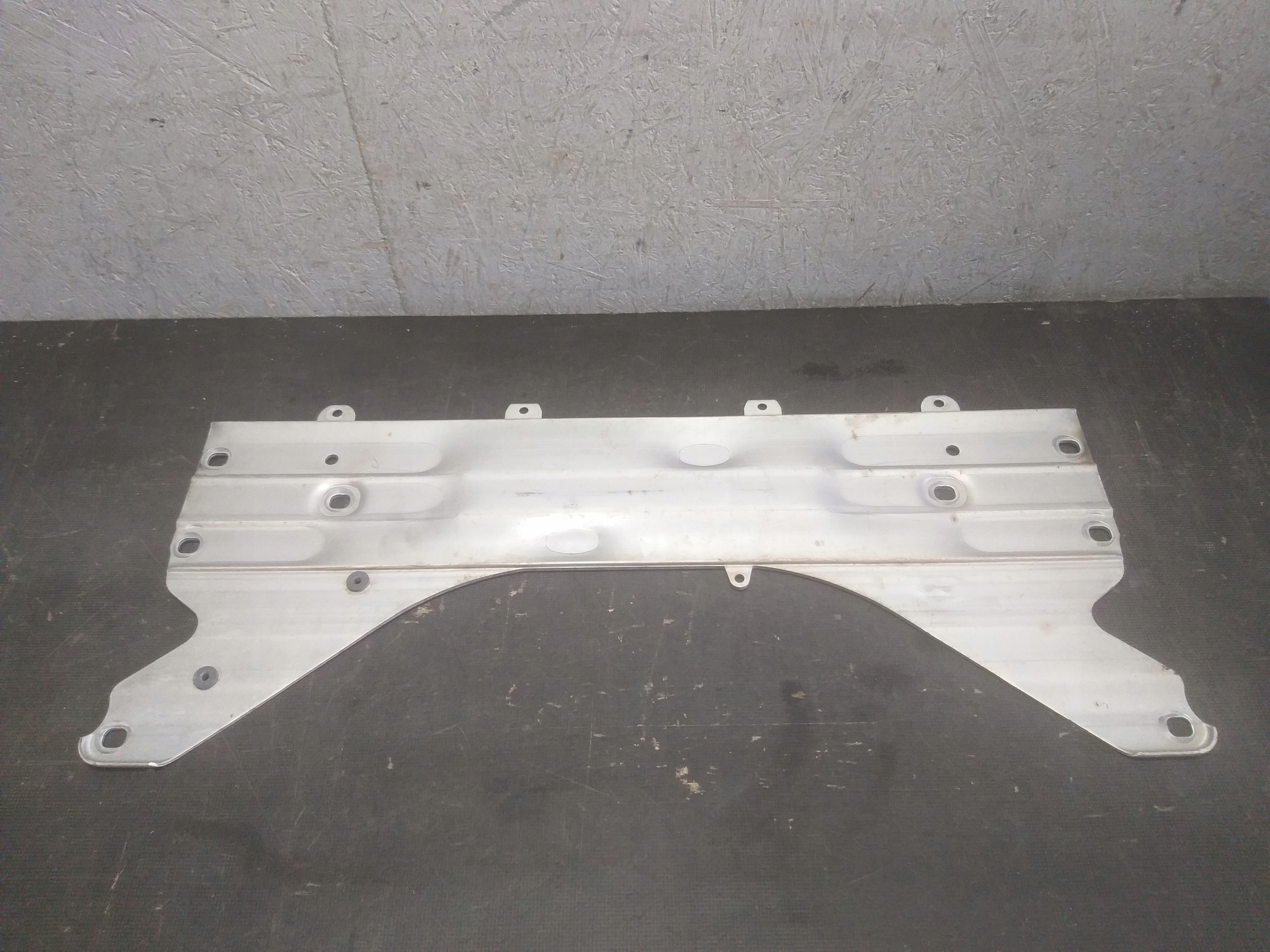 STÜTZE DES BODENS AUDI A6 C8 4K0803341